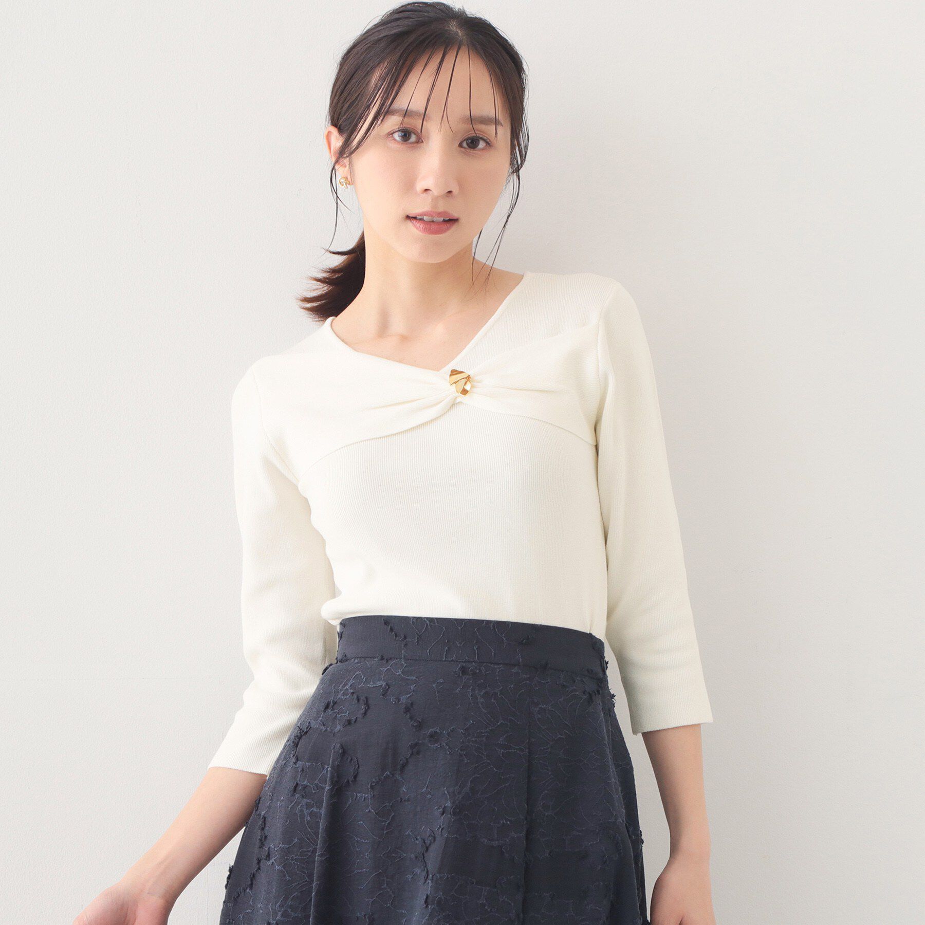 index「ブローチ風ゴールドパーツ付きアシメニット【洗濯機OK/坑ピル】」|ニット・セーター|