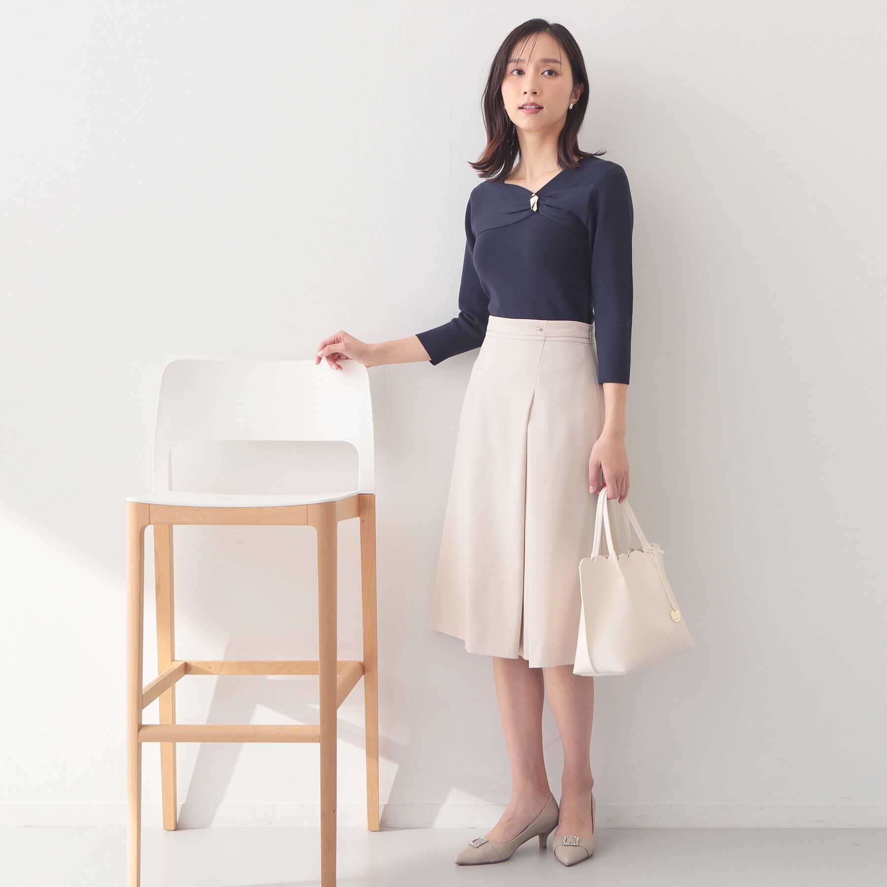 index「ブローチ風ゴールドパーツ付きアシメニット【洗濯機OK/坑ピル】」|ニット・セーター|