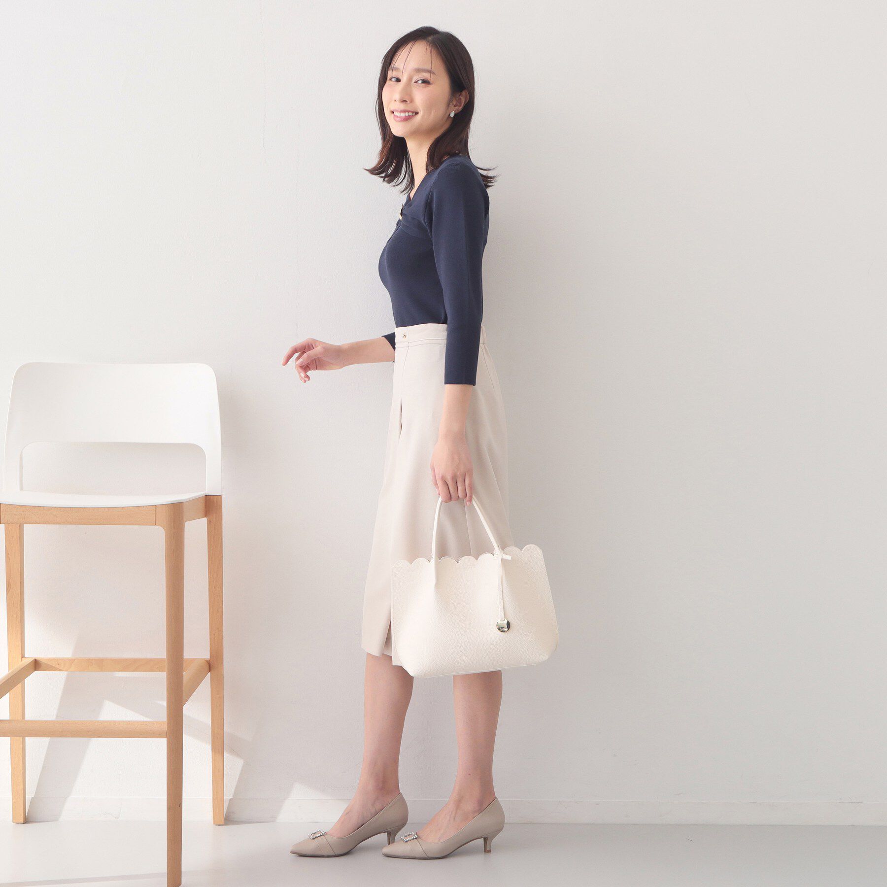 index「ブローチ風ゴールドパーツ付きアシメニット【洗濯機OK/坑ピル】」|ニット・セーター|