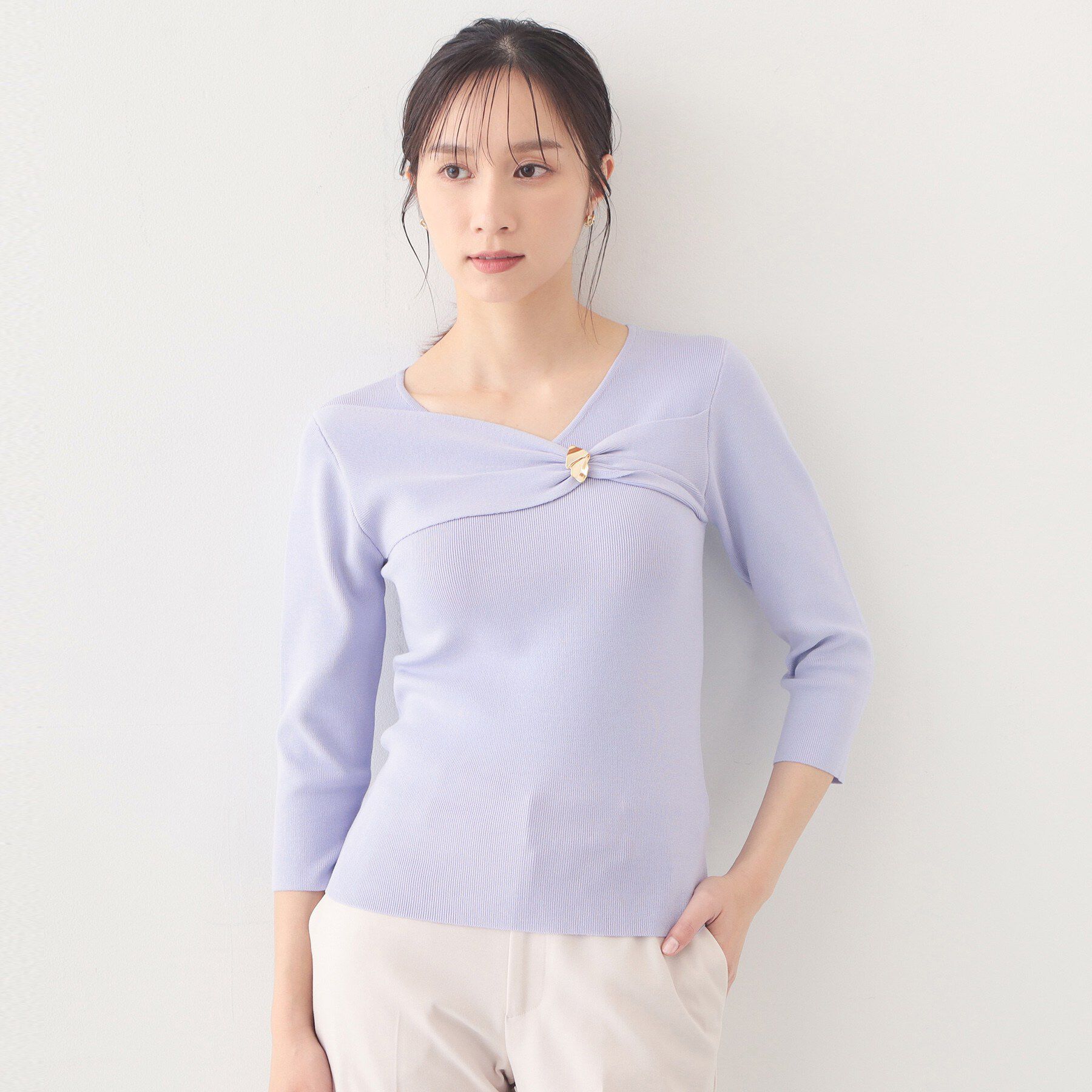 index「ブローチ風ゴールドパーツ付きアシメニット【洗濯機OK/坑ピル】」|ニット・セーター|