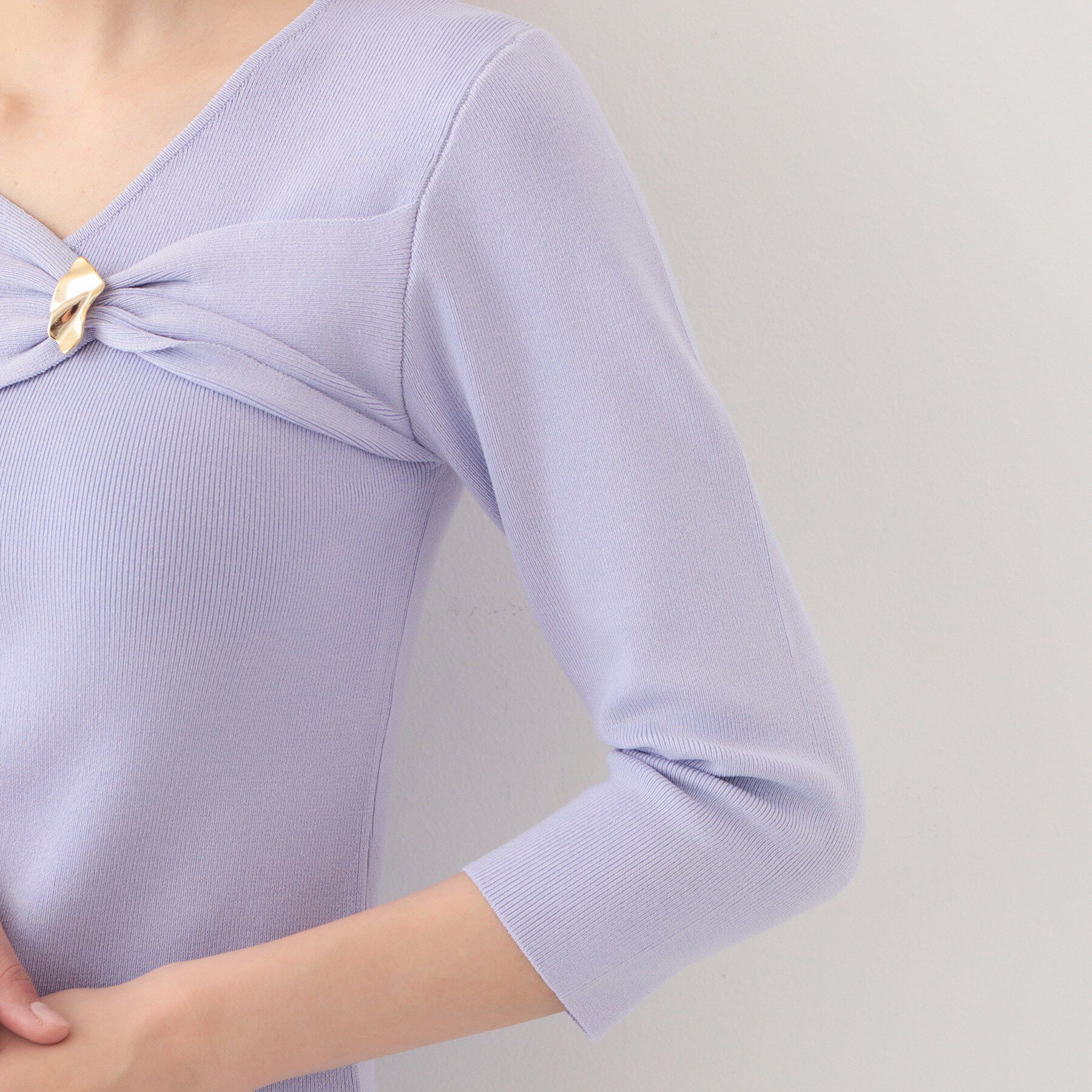 index「ブローチ風ゴールドパーツ付きアシメニット【洗濯機OK/坑ピル】」|ニット・セーター|