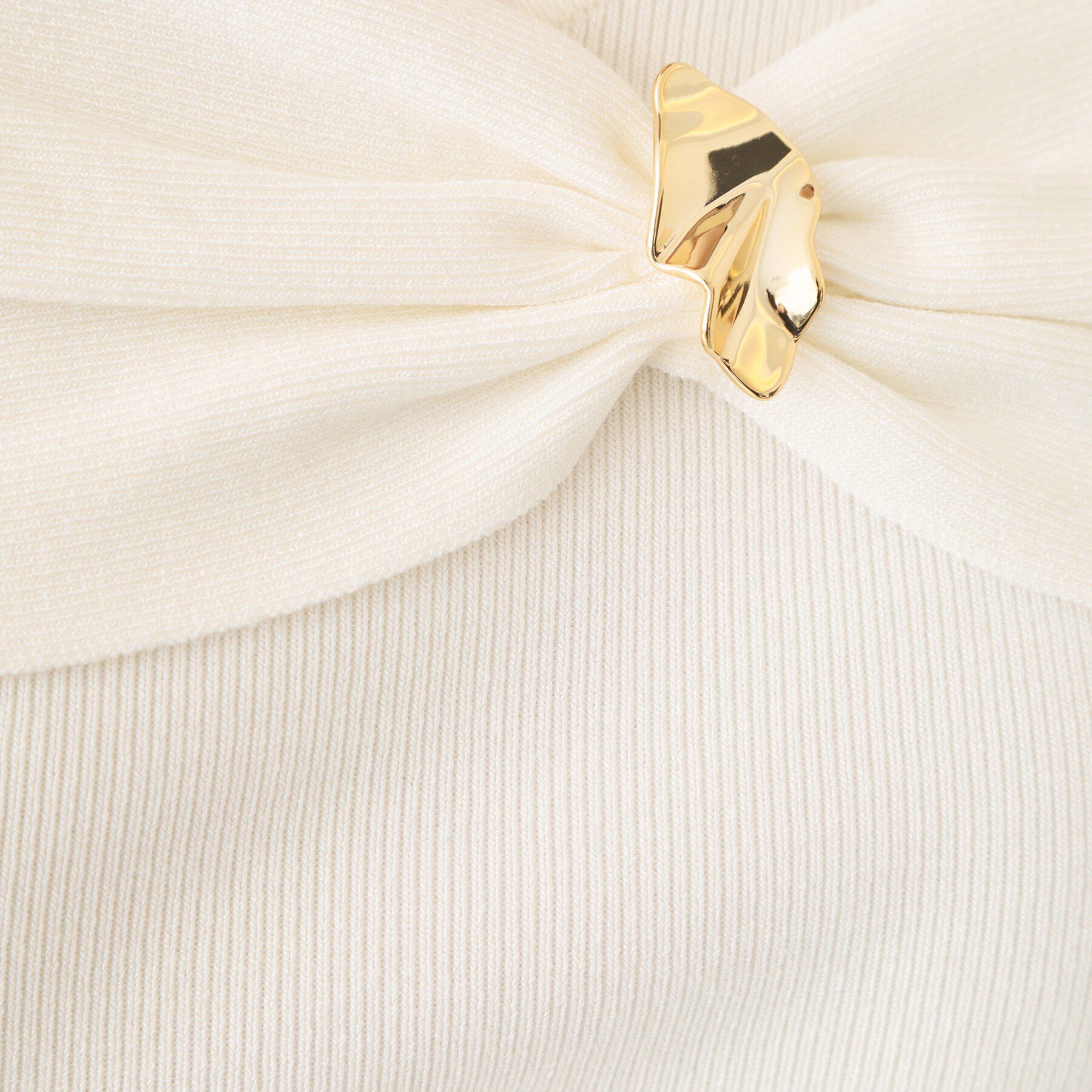 index「ブローチ風ゴールドパーツ付きアシメニット【洗濯機OK/坑ピル】」|ニット・セーター|