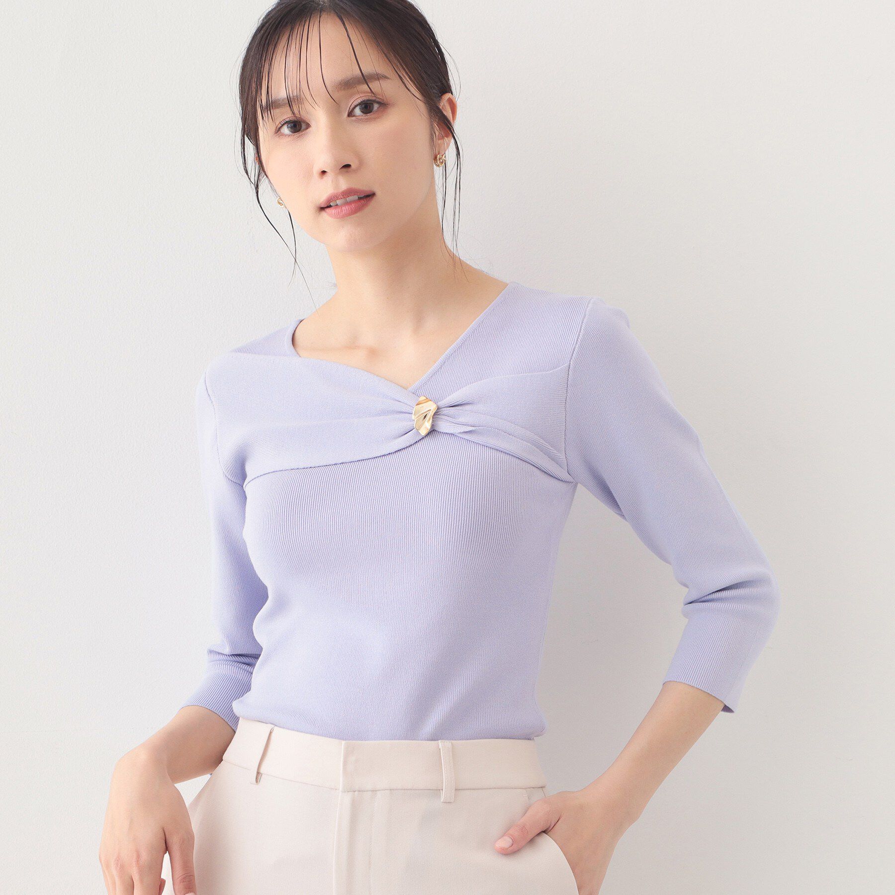 index「ブローチ風ゴールドパーツ付きアシメニット【洗濯機OK/坑ピル】」|ニット・セーター|