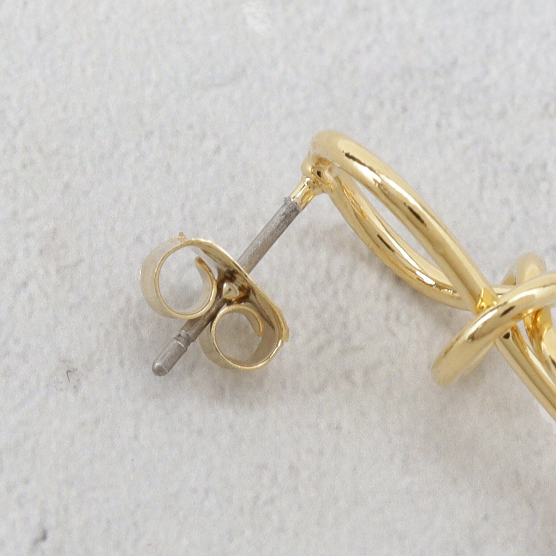 OPAQUE.CLIP「ねじれメタルフェイクパールピアス」|ピアス|