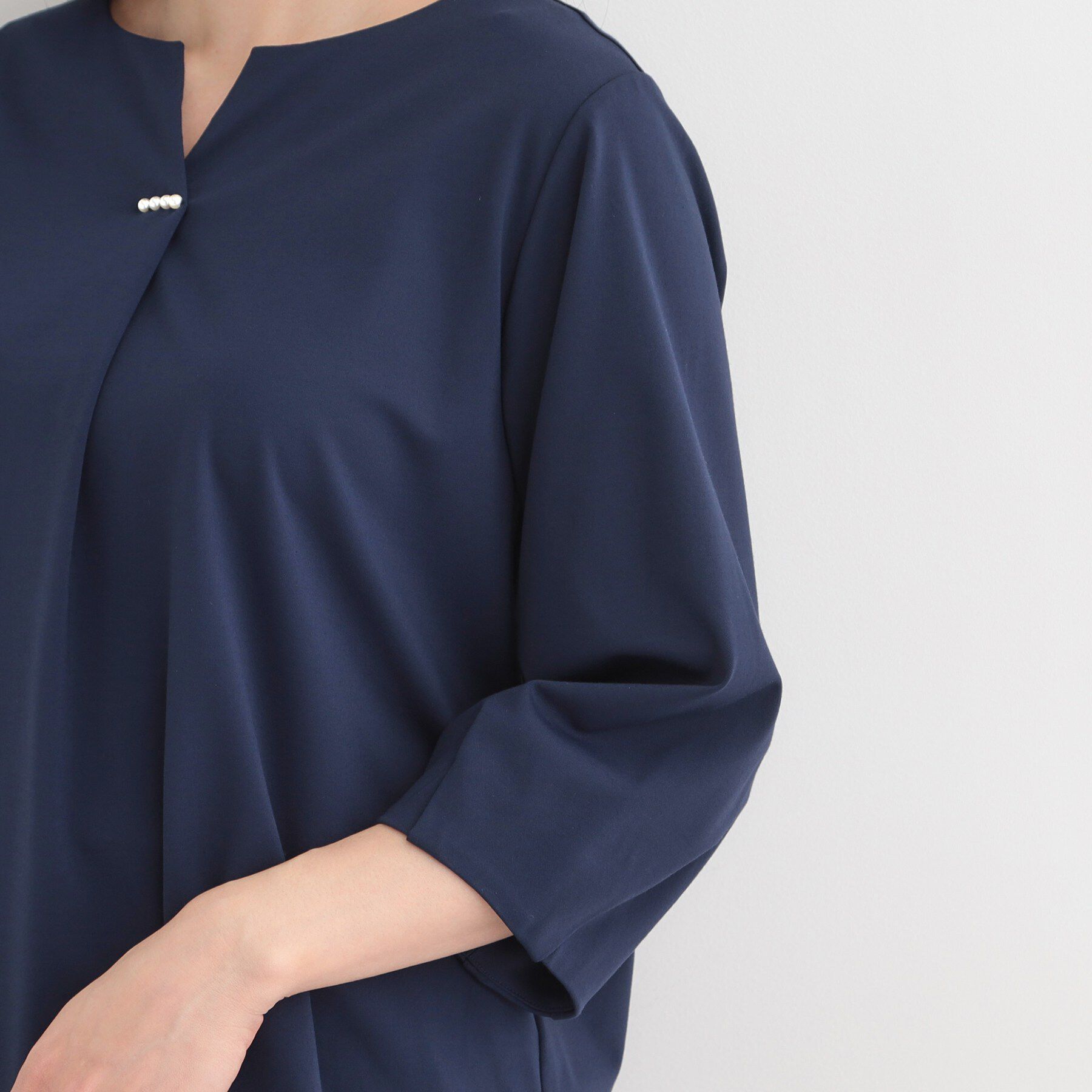 SHOO･LA･RUE「【洗濯機可/イージーケア/UV】パール調付きカットブラウス」|シャツ・ブラウス|