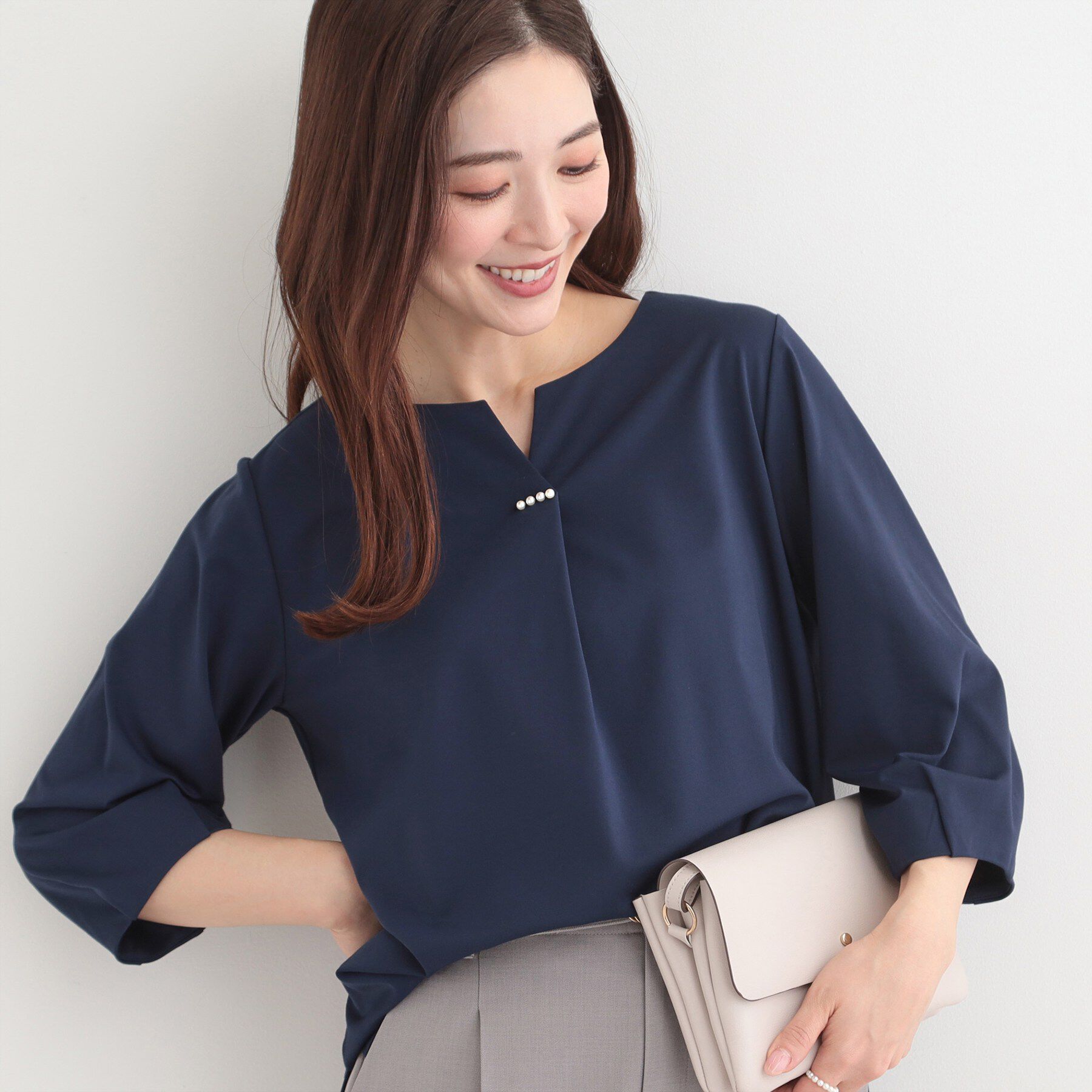 SHOO･LA･RUE「【洗濯機可/イージーケア/UV】パール調付きカットブラウス」|シャツ・ブラウス|ネイビー(094)