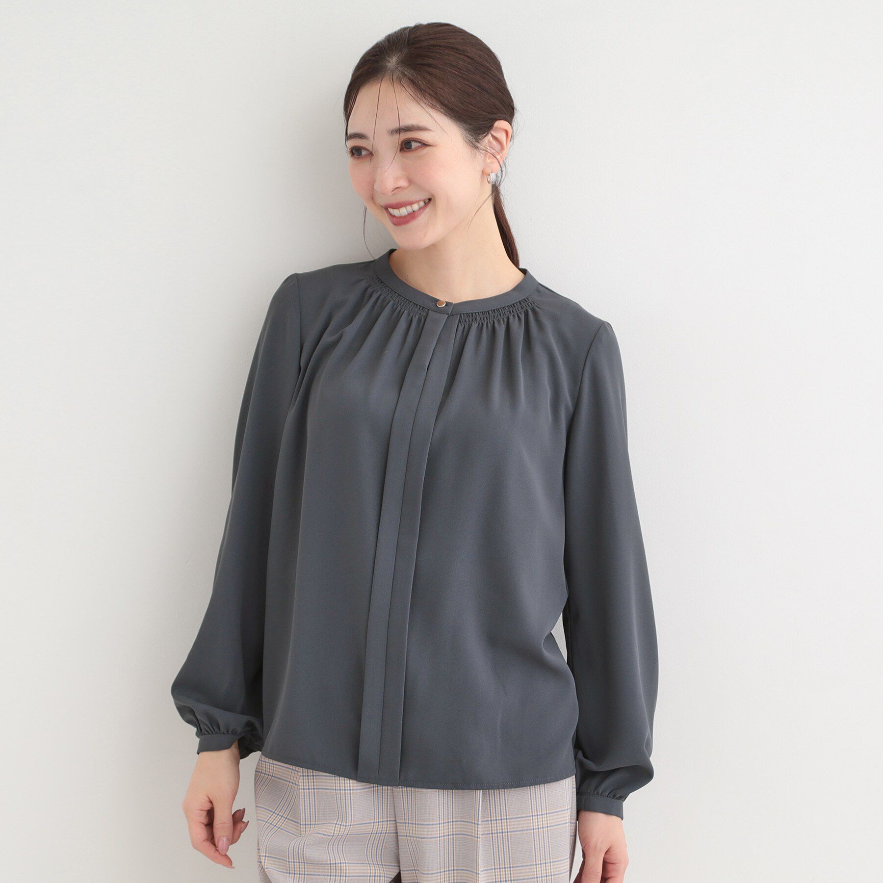 SHOO･LA･RUE「【洗濯機可/吸水速乾】メタルボタンがアクセント ふんわりギャザーブラウス」|シャツ・ブラウス|