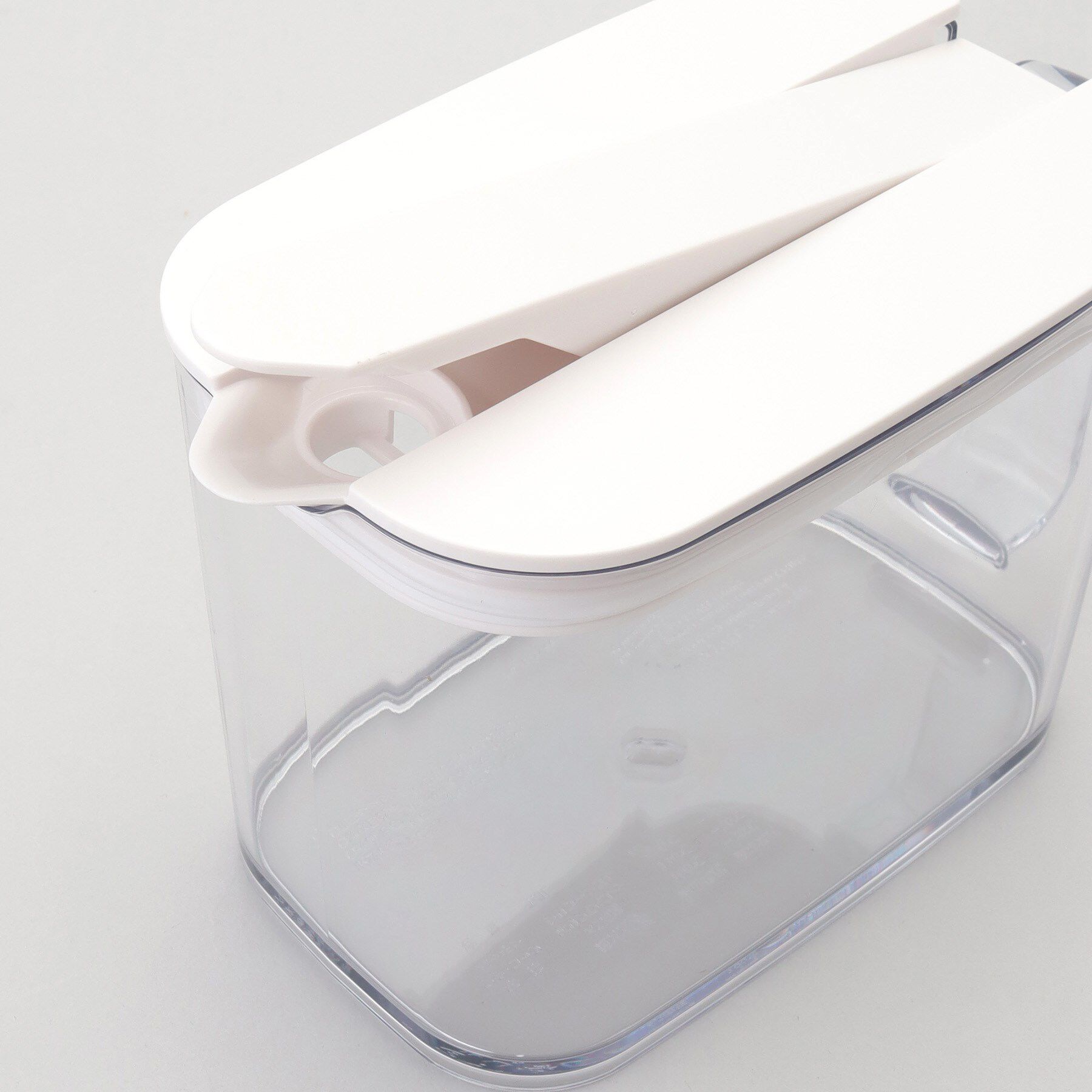 212 KITCHEN STORE「棚に収まる冷水筒 1.0L WH」|グラス・マグカップ|