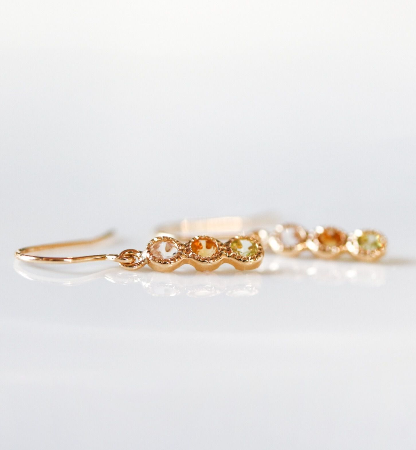  「マルチカラー グラデーション フック ピアス | K18 〈グリーン〉」|ピアス|