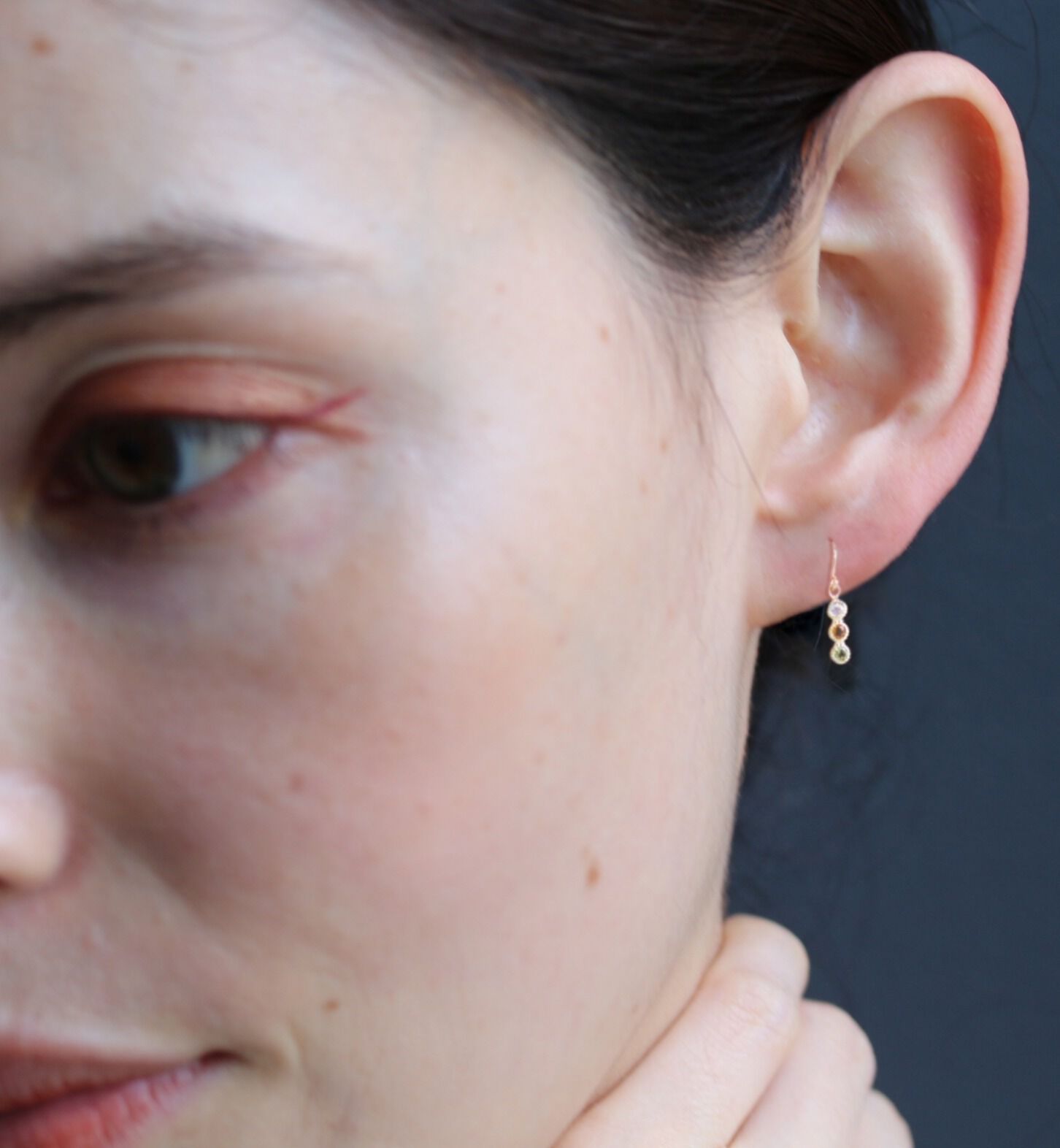  「マルチカラー グラデーション フック ピアス | K18 〈グリーン〉」|ピアス|