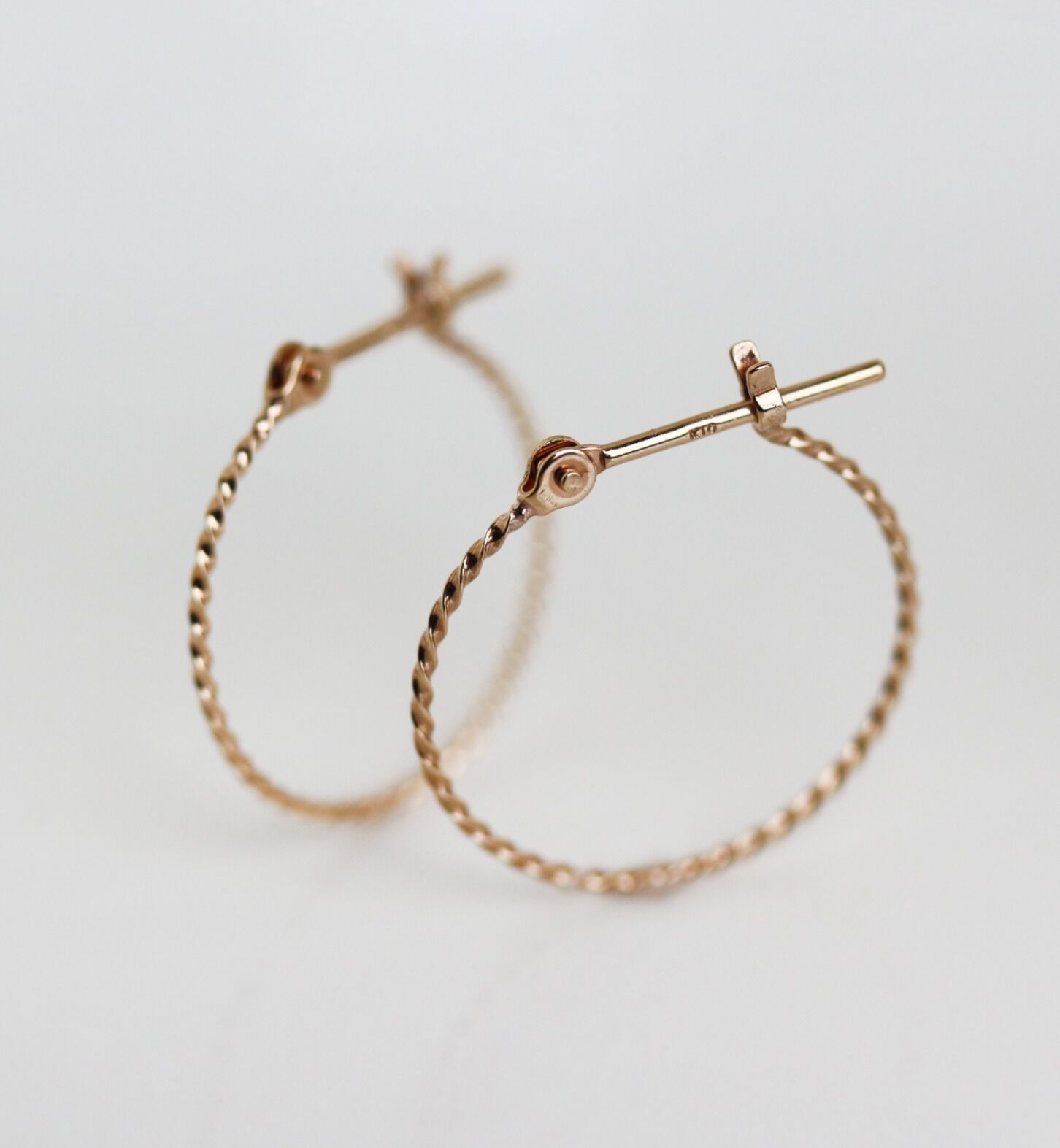  「ゴールド ツイスト スナップ フープ ピアス | K10YG」|ピアス|