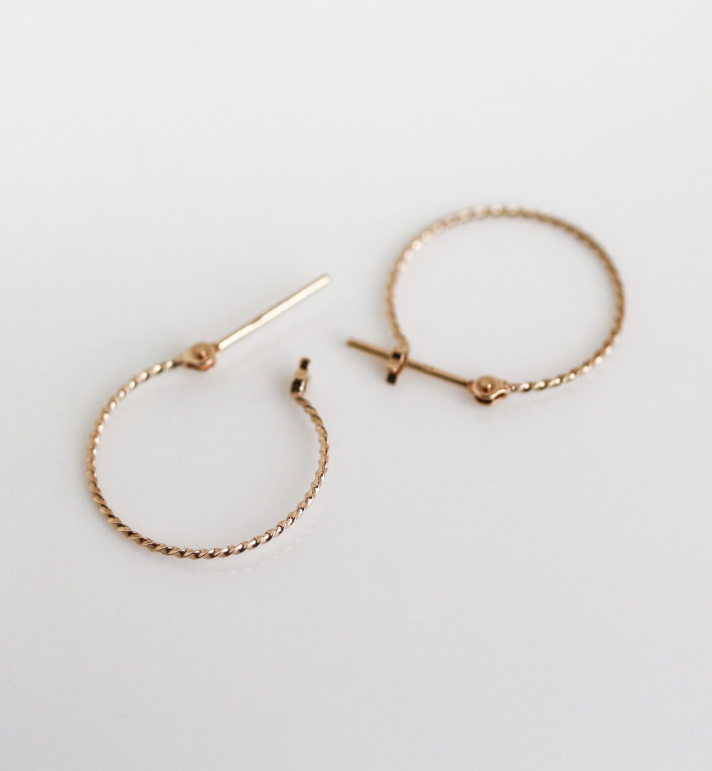  「ゴールド ツイスト スナップ フープ ピアス | K10YG」|ピアス|