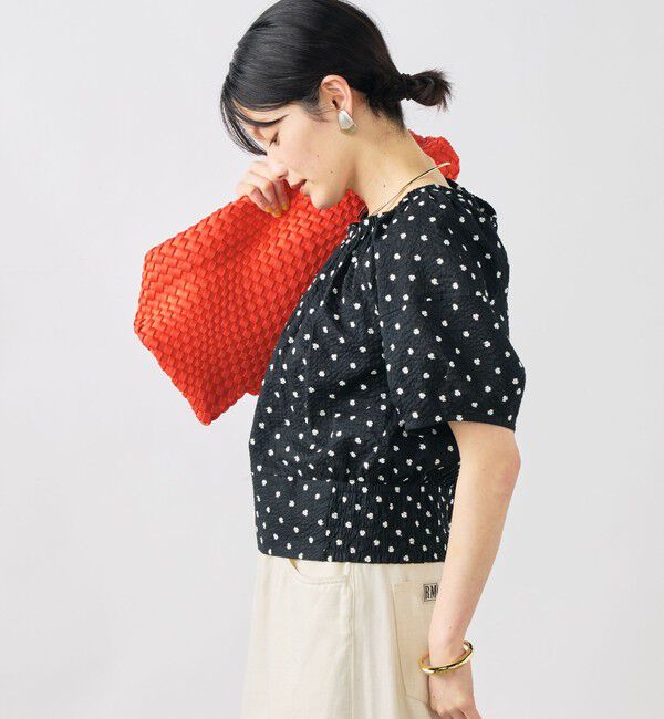 NOLLEY'S「【WEB＆一部店舗限定アイテム】ウォッシャブルレース刺繍袖ボリュームサッカーブラウス」|シャツ・ブラウス|