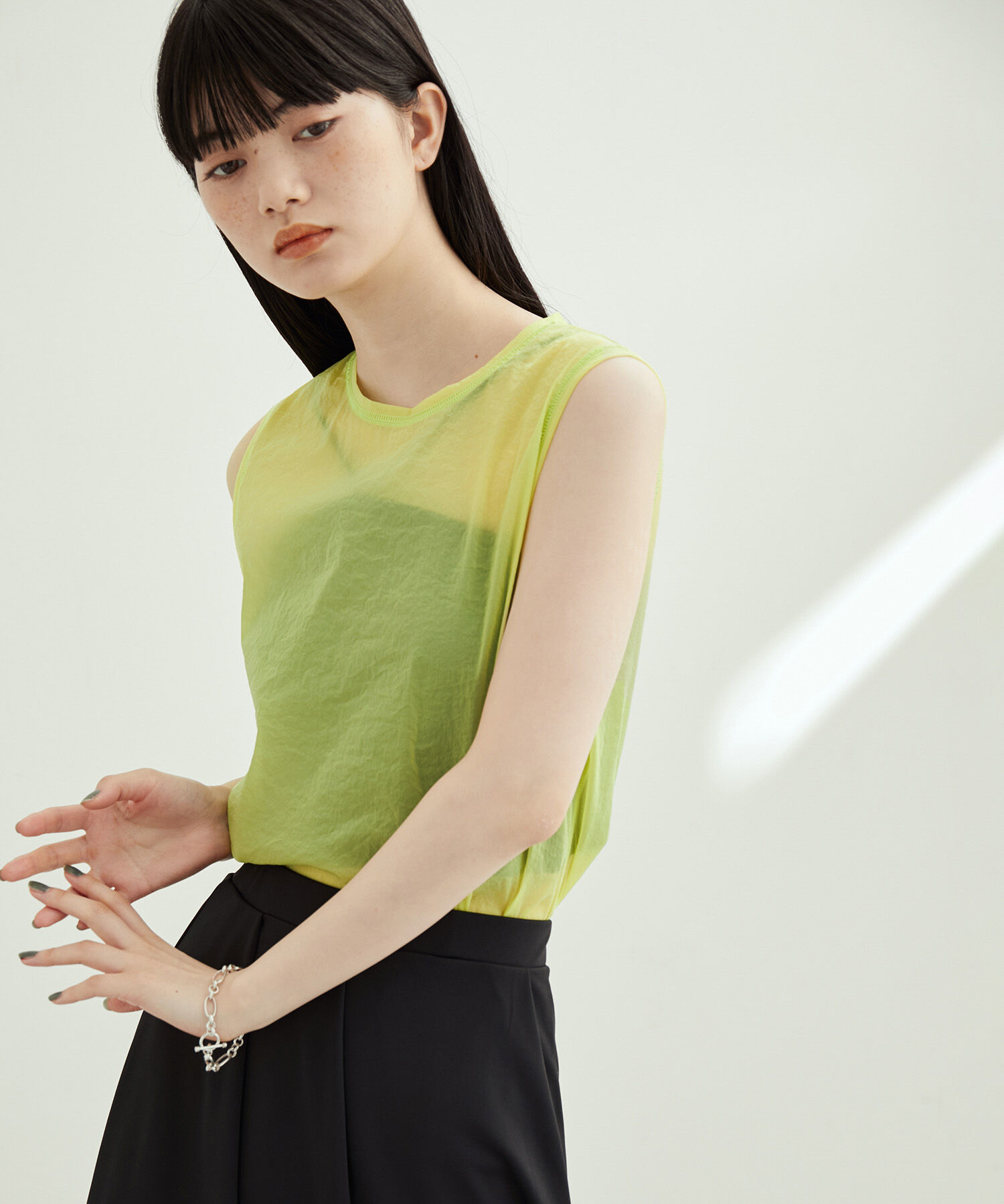 ADAM ET ROPE'「ストレッチタフタノースリーブTEE」|タンクトップ|イエロー(80)