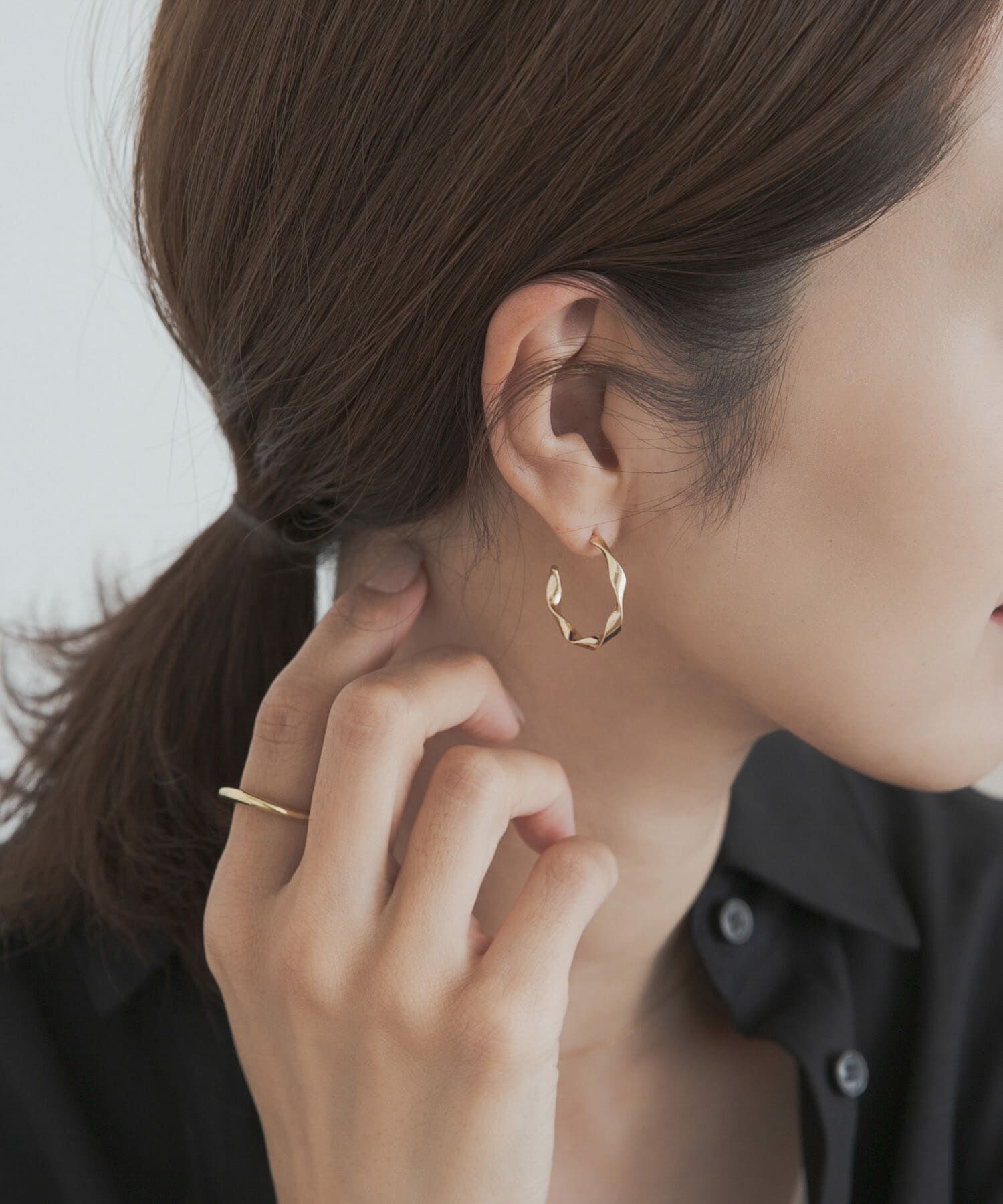 URBAN RESEARCH DOORS「ツイストフープピアス」|ピアス|ゴールド