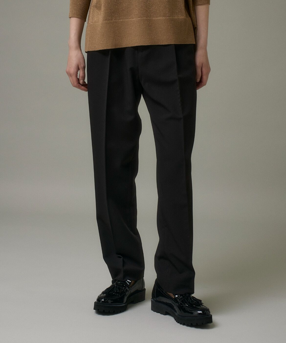 DAY by DAY it&rsquo;s international「タックテーパードパンツ《TRストレッチ》」|スラックス|ブラック