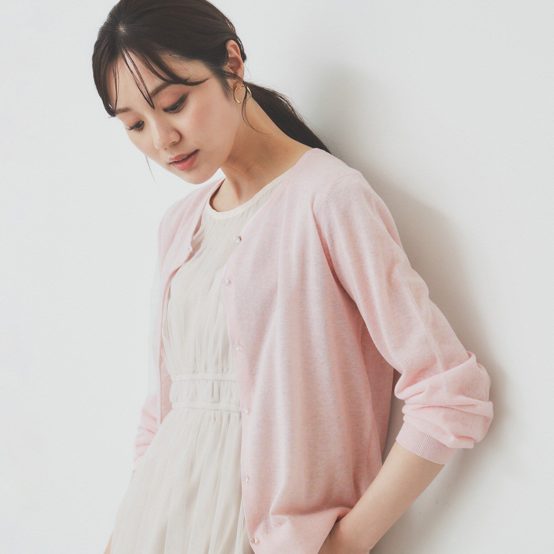 index「《7色展開/XS-LLサイズ》ビジューボタンクルーネックカーディガン【洗濯機洗い可】」|カーディガン|ライトピンク(070