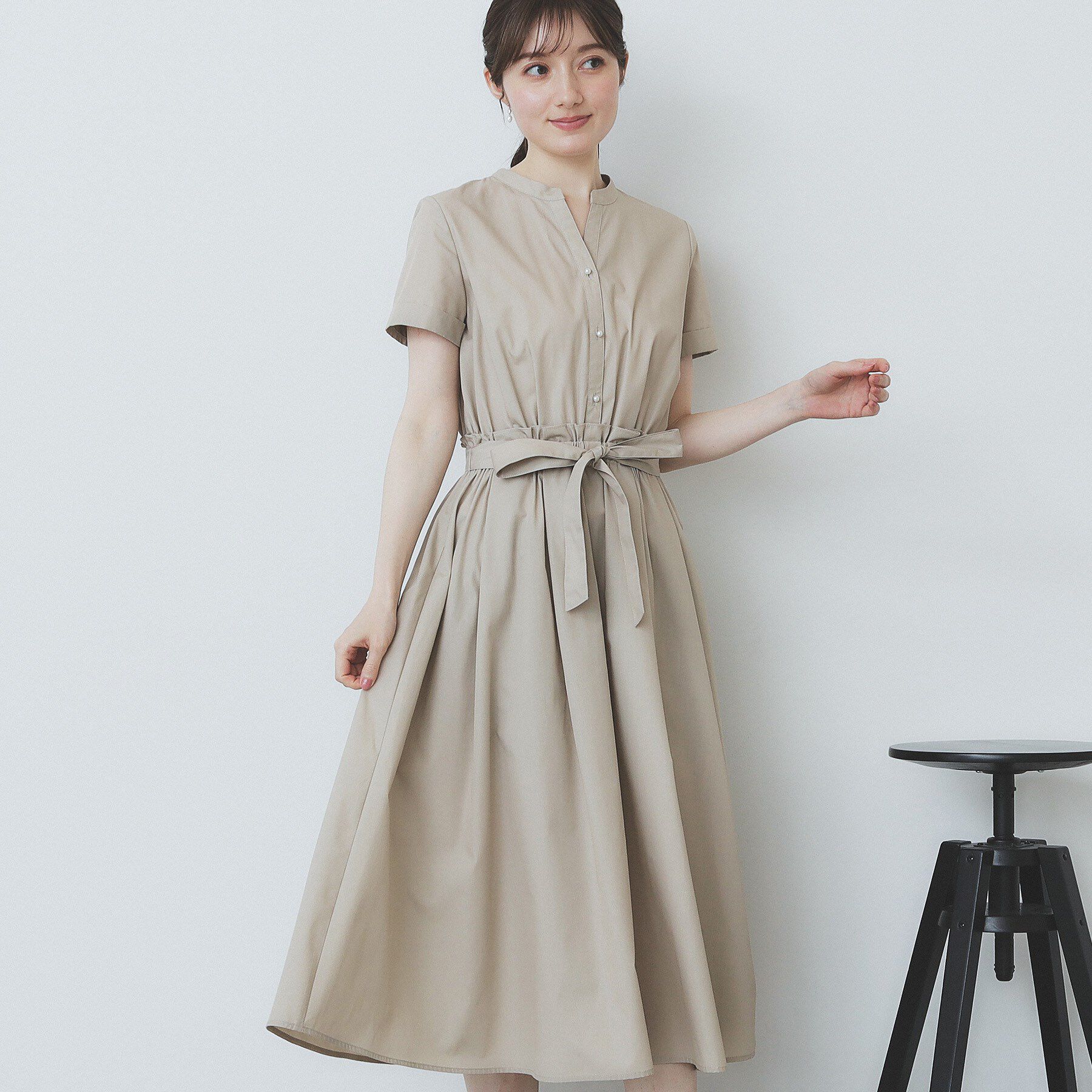 index「《andGIRL掲載》タックフレアワンピース【洗濯機洗い可/イージーアイロン】」|ワンピース|ベージュ(052)