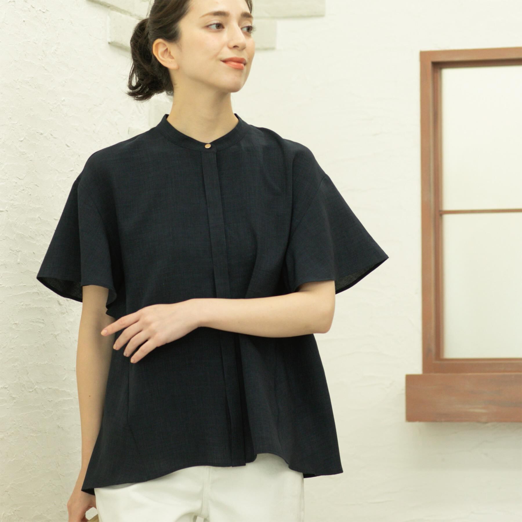 OPAQUE.CLIP「バックフリルバンドカラーブラウス【洗濯機洗い可/吸水速乾/接触冷感】」|シャツ・ブラウス|