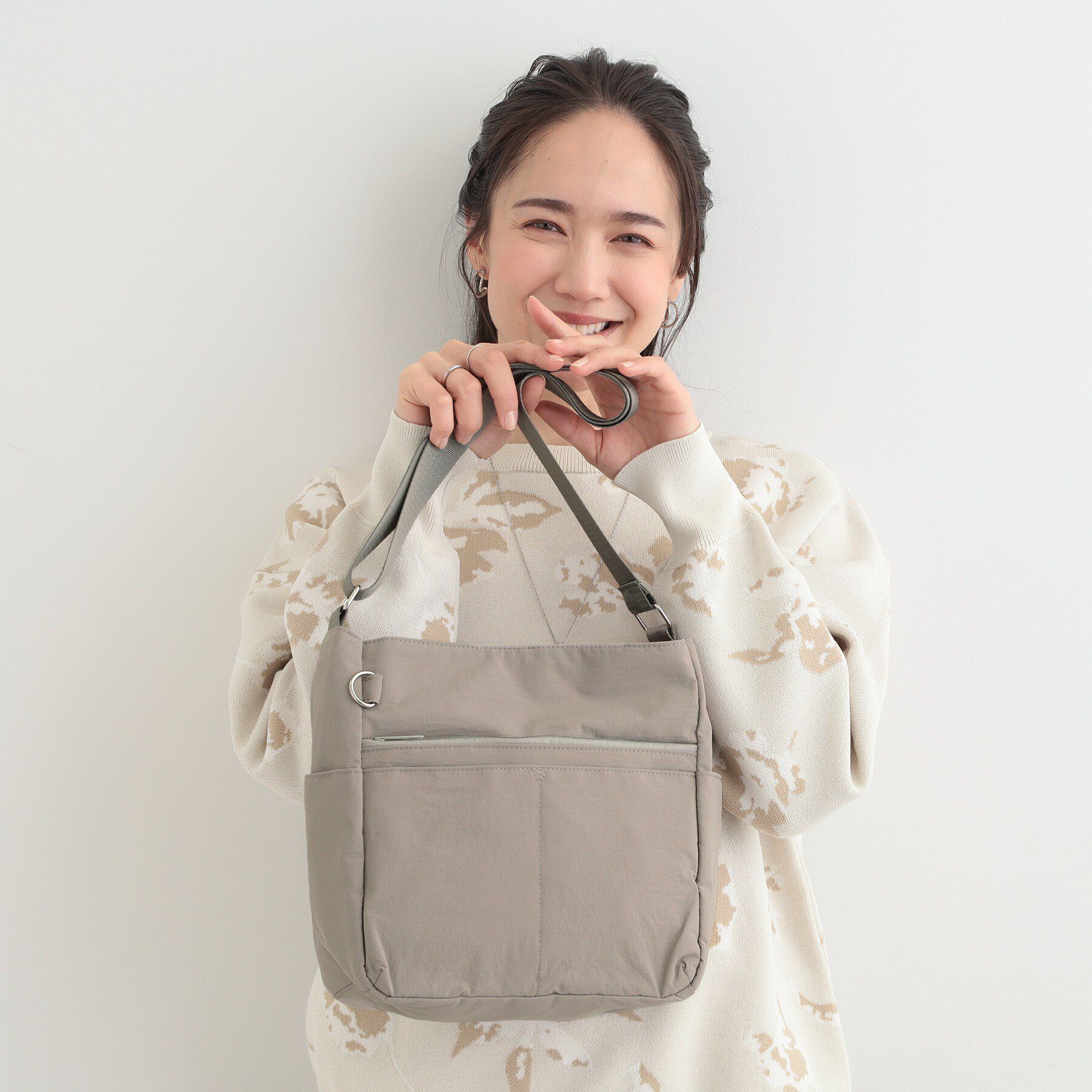 SHOO･LA･RUE「【撥水】収納力のある 10ポケットショルダーバッグ」|ショルダー・メッセンジャー|グレージュ(050)