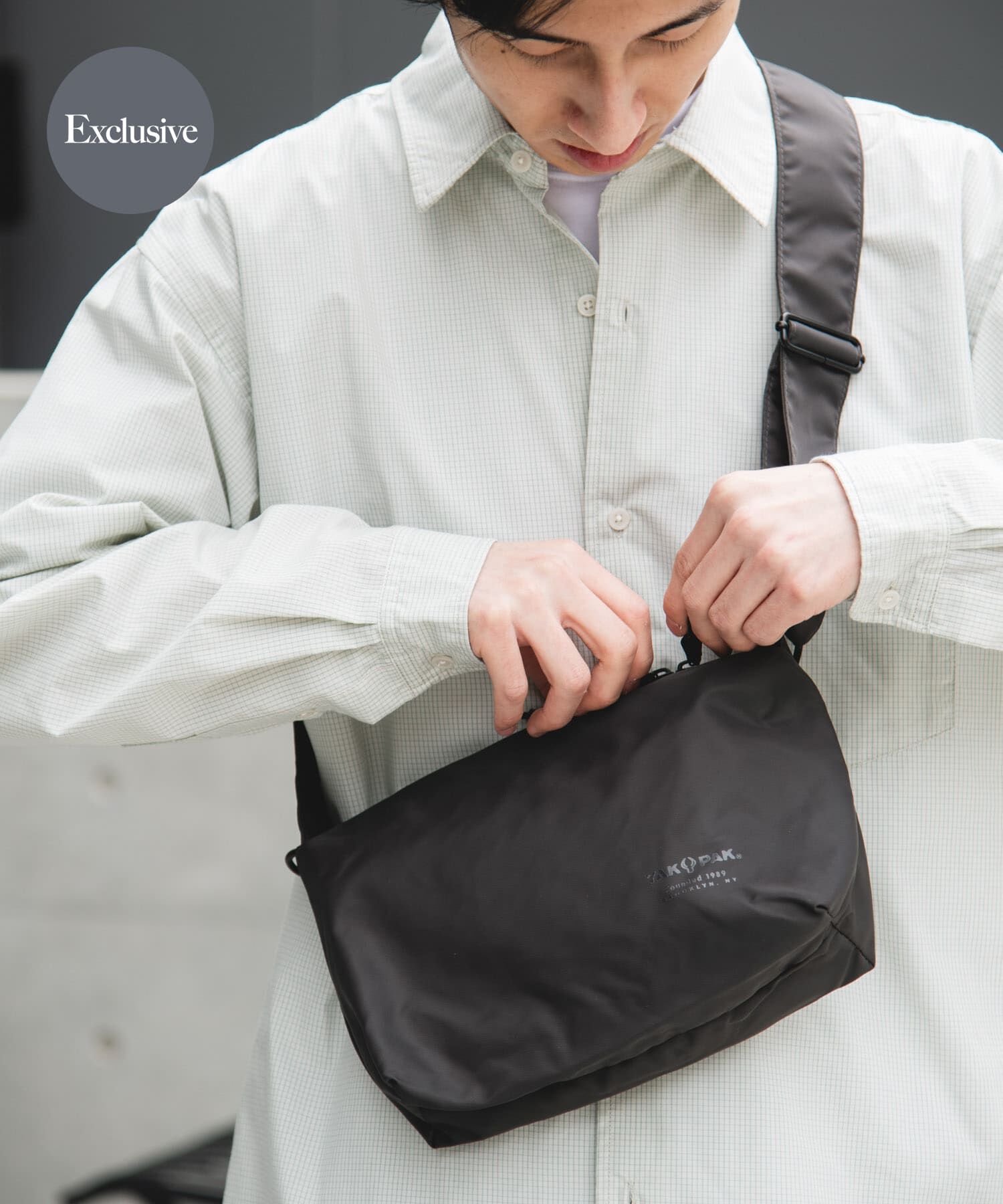 URBAN RESEARCH DOORS「『別注』YAKPAK&times;DOORS　SHOULDER BAG S」|ショルダー・メッセンジャー|チャコールグレー