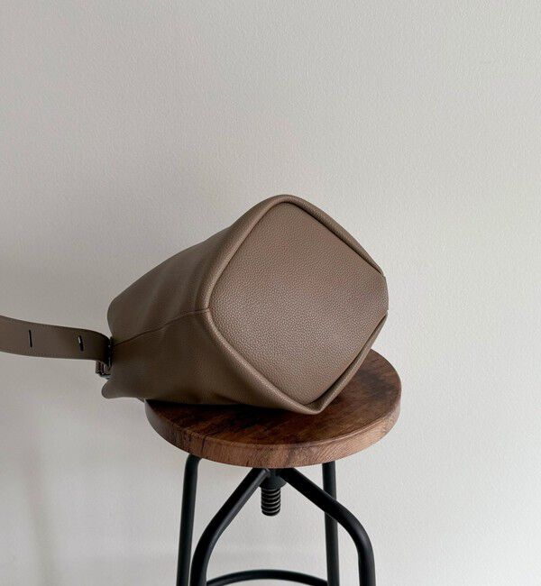 fredy emue「タテ型2wayレザーホーボーバッグ」|ショルダー・メッセンジャー|