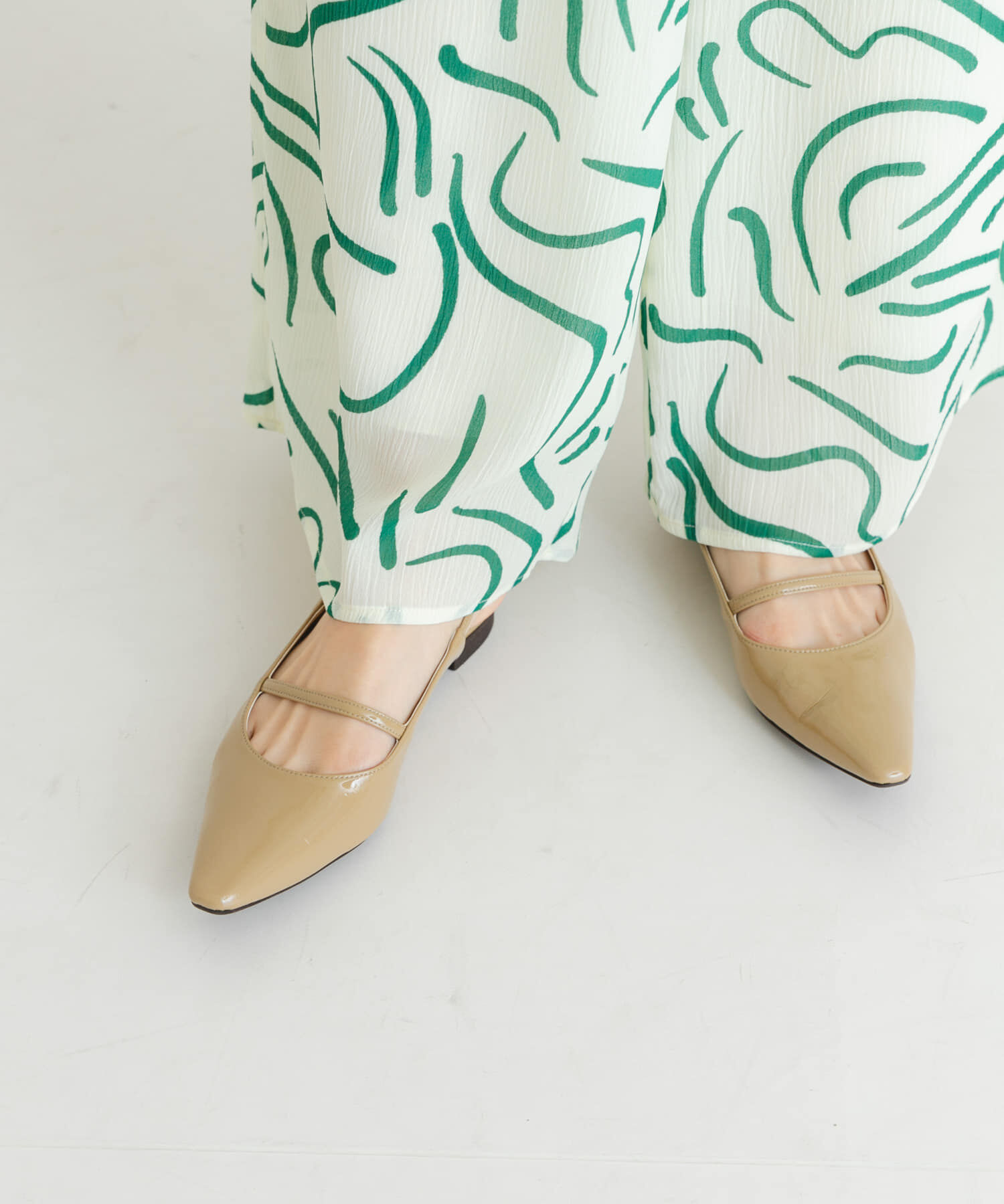 URBAN RESEARCH「ポインテッドバックストラップシューズ」|パンプス|