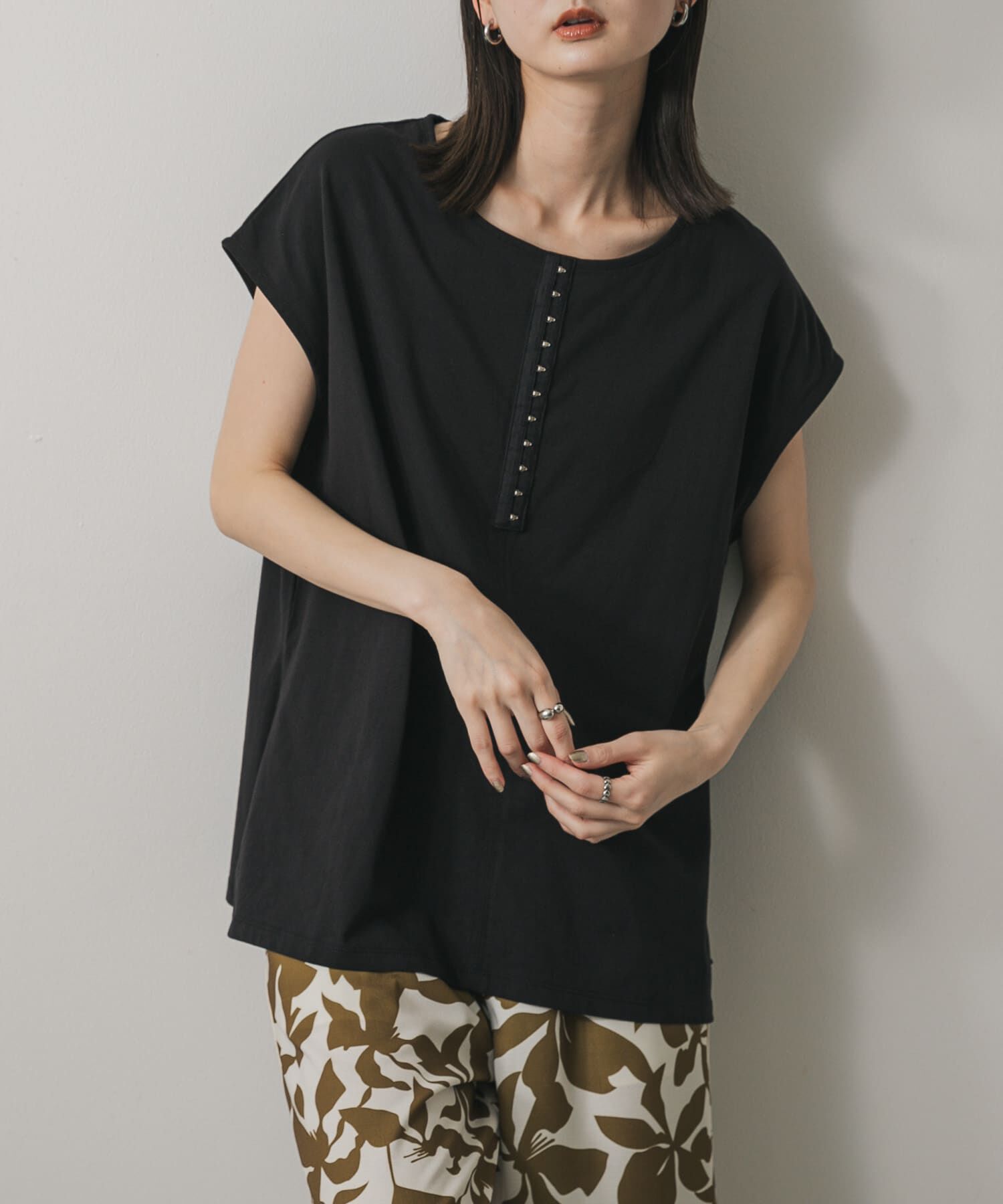 SENSE OF PLACE by URBAN RESEARCH「フロントホックフレンチスリーブカットトップ」|Tシャツ・カットソー|ブラック