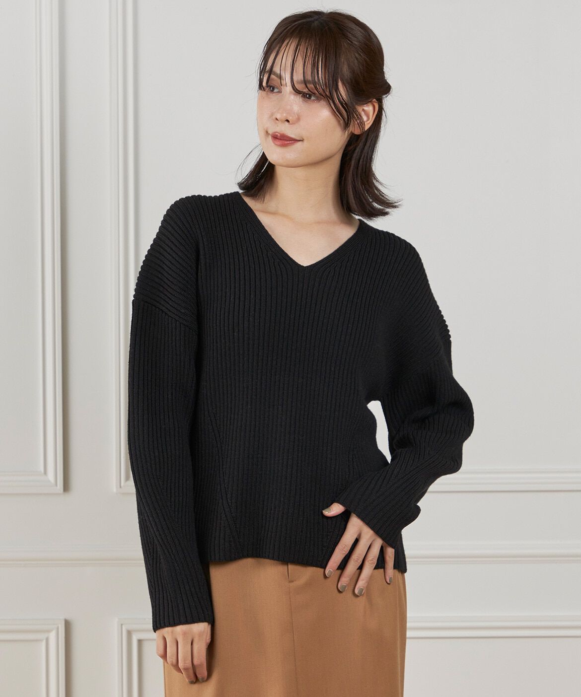 INED「《大きいサイズ》Vネックプルオーバーニット」|ニット・セーター|ブラック