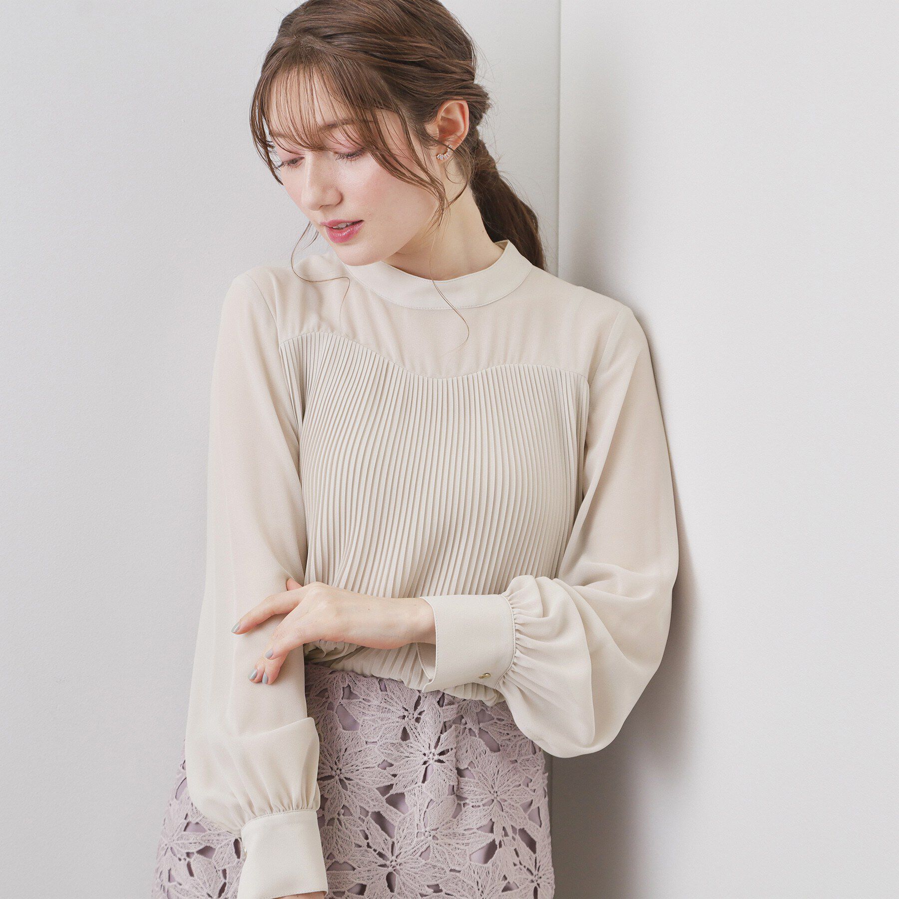 index「エアリープリーツスタンドカラーブラウス【洗濯機OK/イージーアイロン/防シワ】《5col》」|シャツ・ブラウス|グレージュ(850)