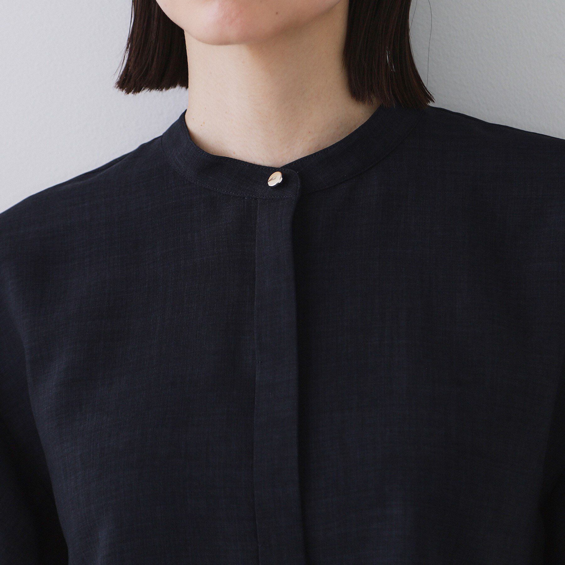 OPAQUE.CLIP「バックフリルバンドカラーブラウス【洗濯機洗い可/吸水速乾/接触冷感】」|シャツ・ブラウス|