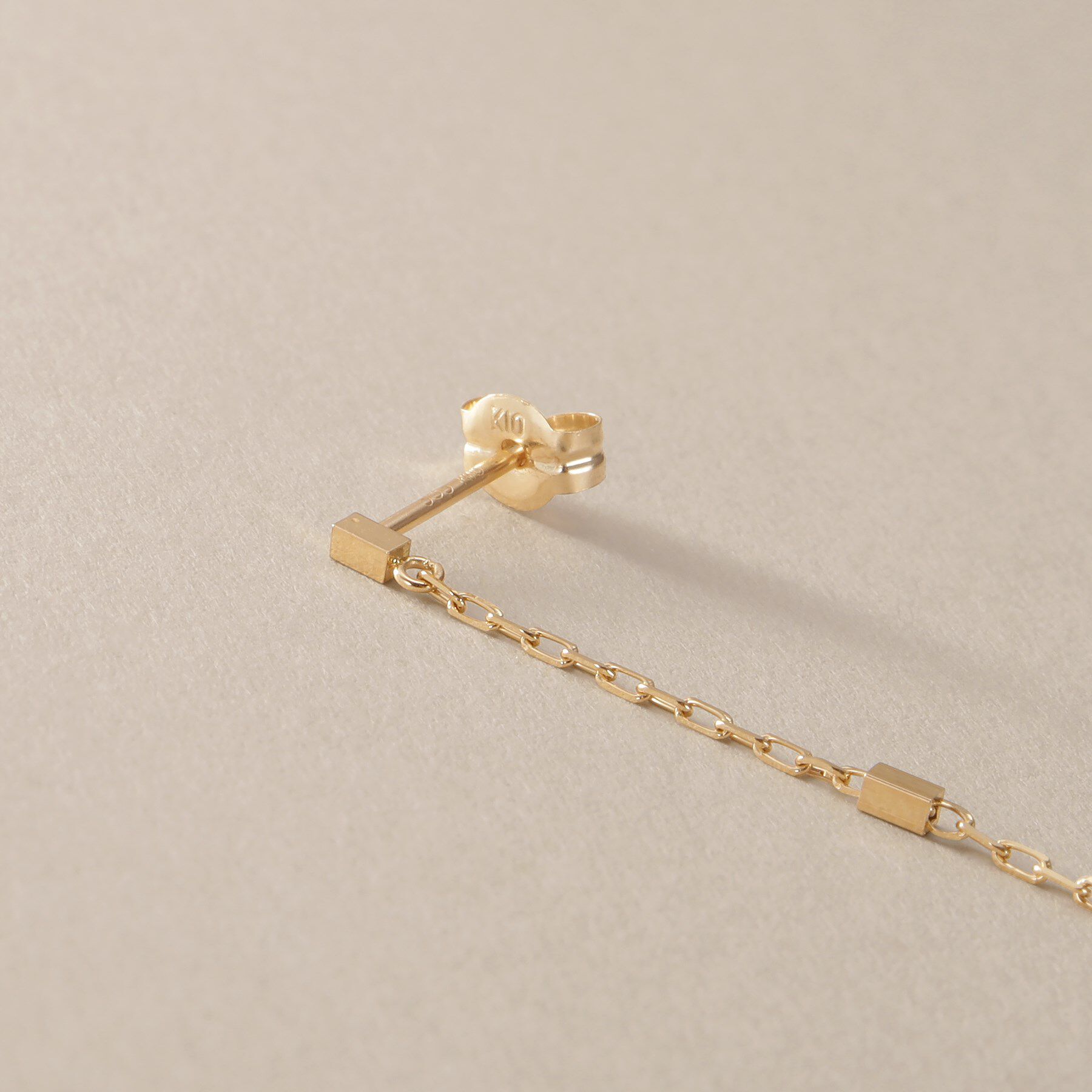 COCOSHNIK「K10スクエアビーズチェーン スタッドピアス」|ピアス|