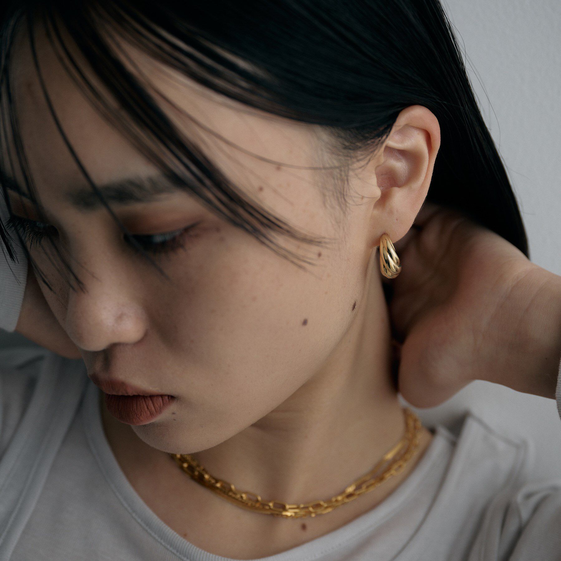 COCOSHNIK ONKITSCH「シルバー ホロウフープ クロワッサンピアス GP」|ピアス|