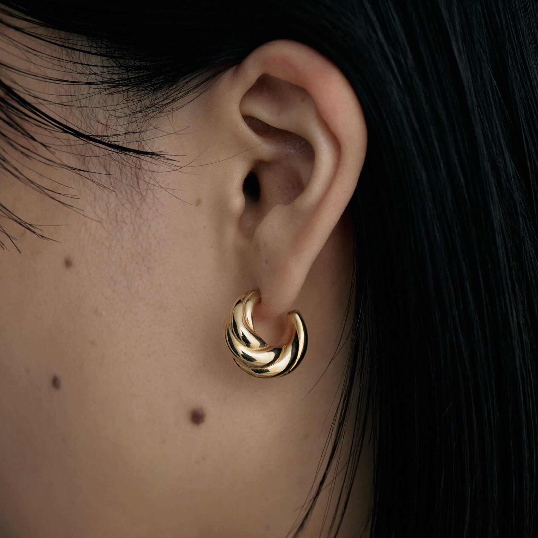 COCOSHNIK ONKITSCH「シルバー ホロウフープ クロワッサンピアス GP」|ピアス|