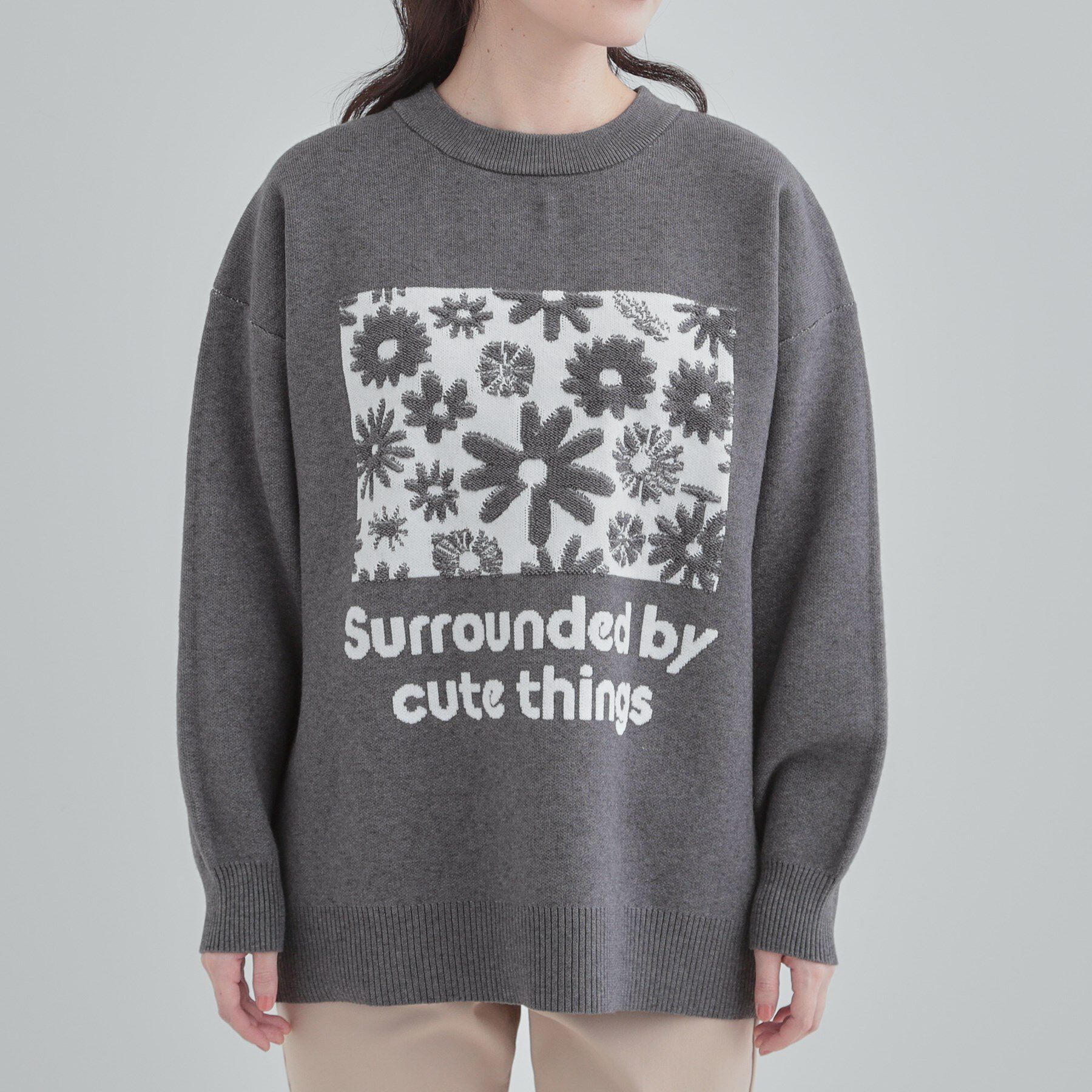 SHOO･LA･RUE「【体型カバー】ちくちくしにくい お花ロゴジャカードスウェットライクニット」|ニット・セーター|