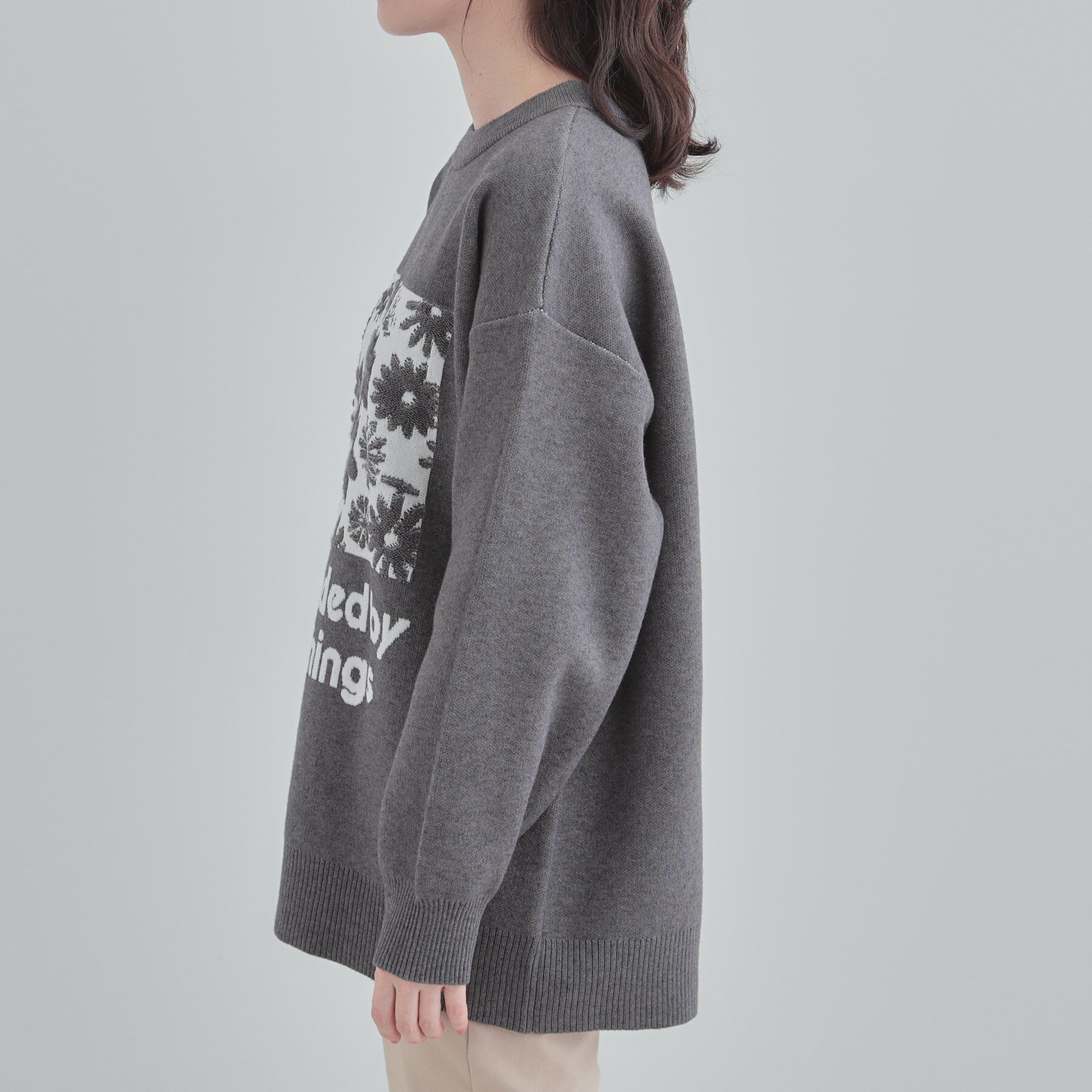 SHOO･LA･RUE「【体型カバー】ちくちくしにくい お花ロゴジャカードスウェットライクニット」|ニット・セーター|