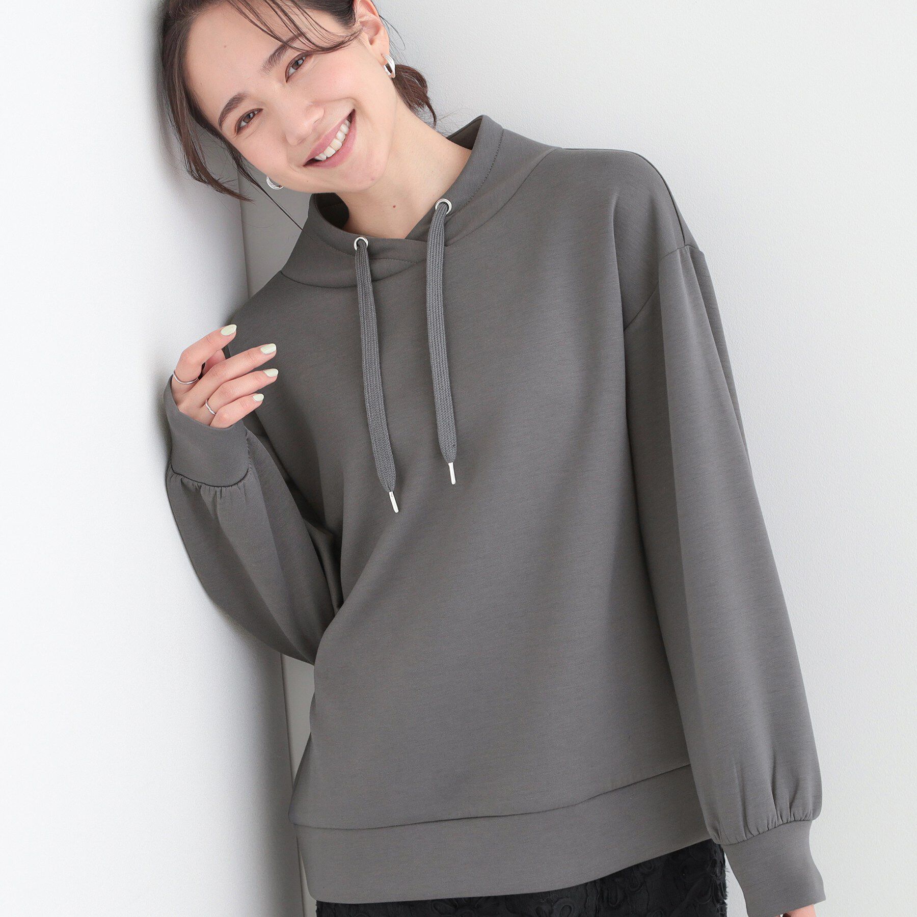 SHOO･LA･RUE「なめらかタッチ もちさら 大人のためのパーカ風トップス」|Tシャツ・カットソー|チャコールグレー(0