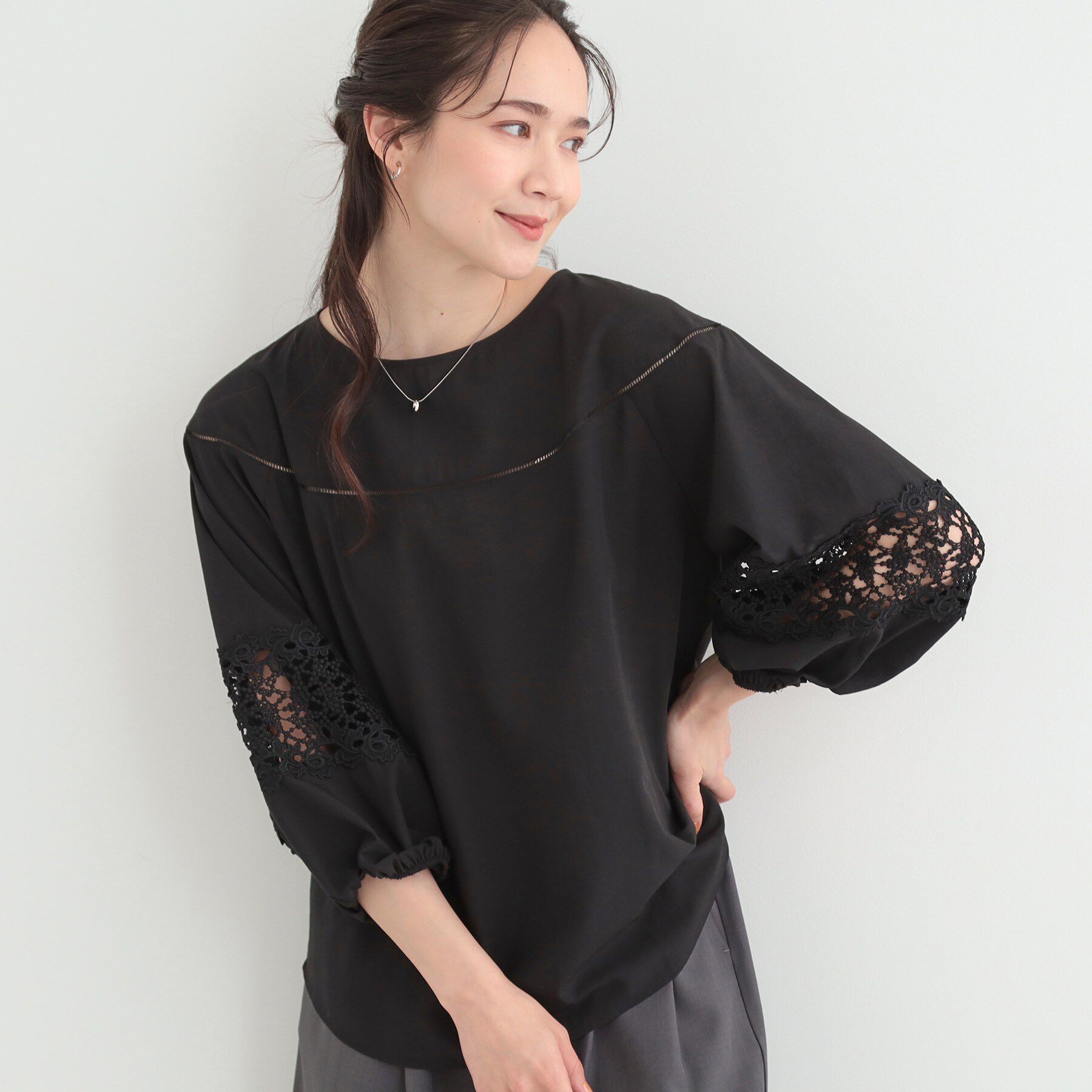 SHOO･LA･RUE「【洗濯機可/S-LL】透かし編み柄が上品な レース切り替えブラウス」|シャツ・ブラウス|ブラック(019)