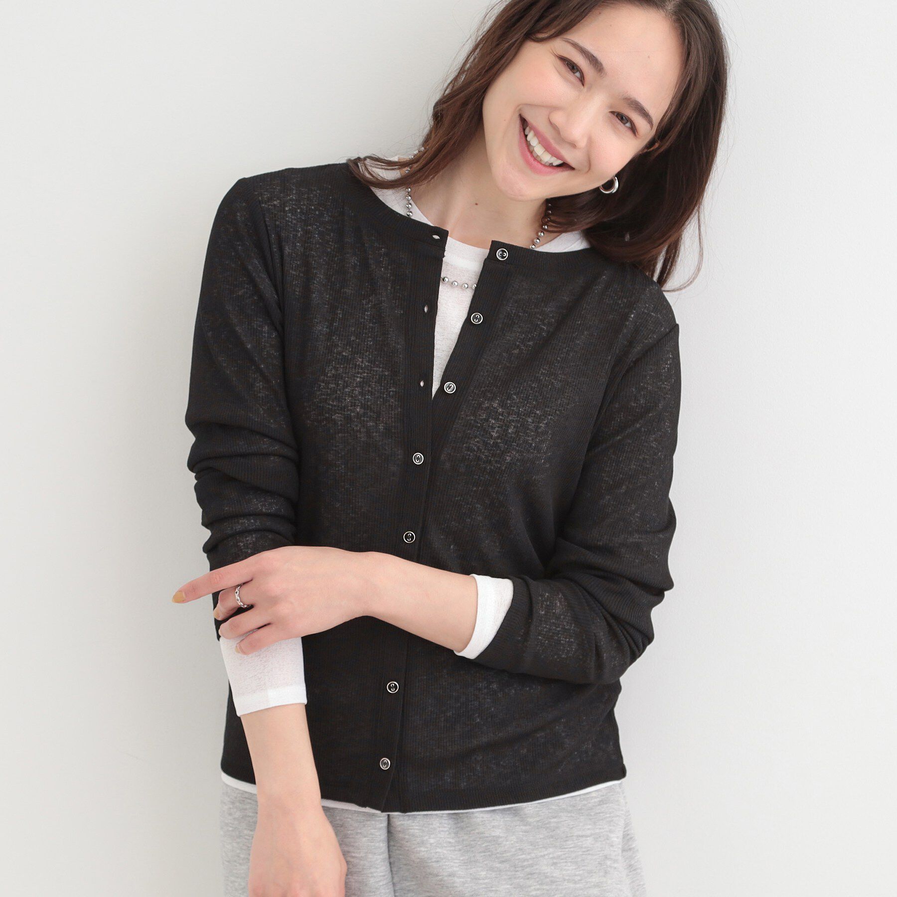 SHOO･LA･RUE「【2点セット/洗濯機可/S-LL】こなれ感あるレイヤードスタイルが即完成 シアーカーディガン+ロンT」|その他|ブラック(019)