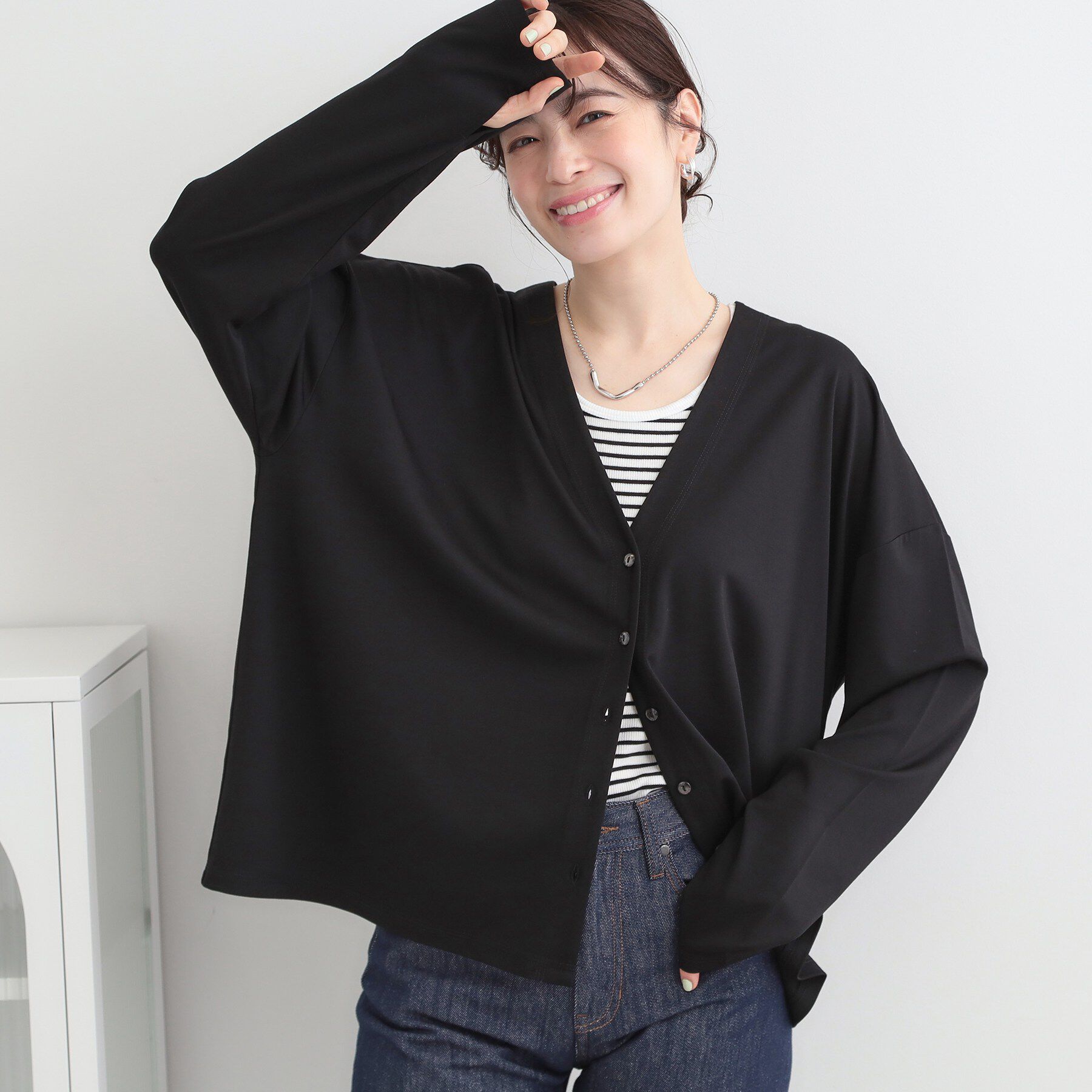 SHOO･LA･RUE「【S-LL/UV】手の甲まで隠れる 指穴付き とろみVネックカーディガン」|カーディガン|ブラック(019)