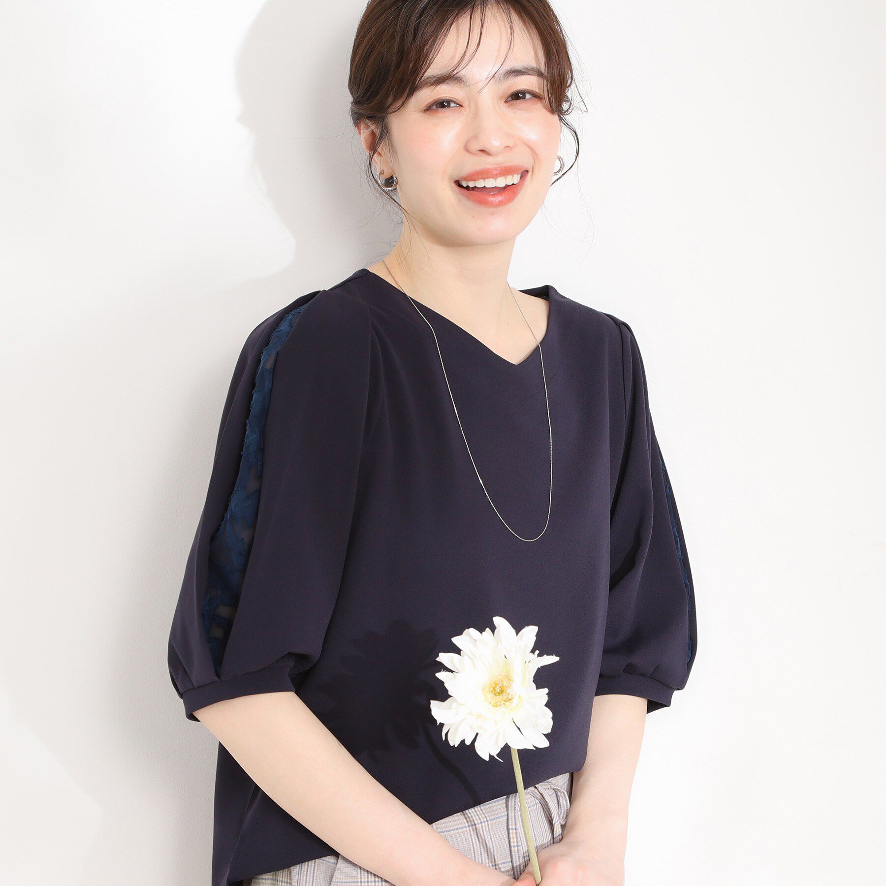 SHOO･LA･RUE「【ストレッチ/洗える】カットジョーゼット スリットレーススリーブトップス」|Tシャツ・カットソー|ネイビー(094)