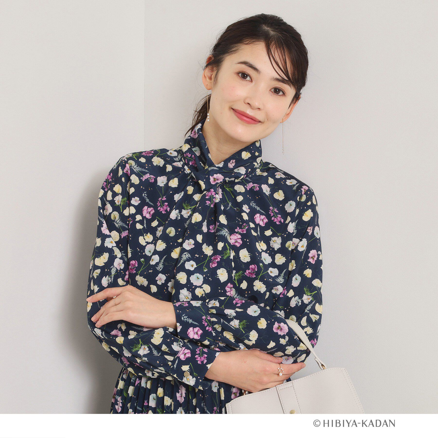 ITS&rsquo;DEMO「【ITS&rsquo;DEMO &times; HIBIYA－KADAN】楊柳ボウタイブラウス」|シャツ・ブラウス|ネイビー(194)