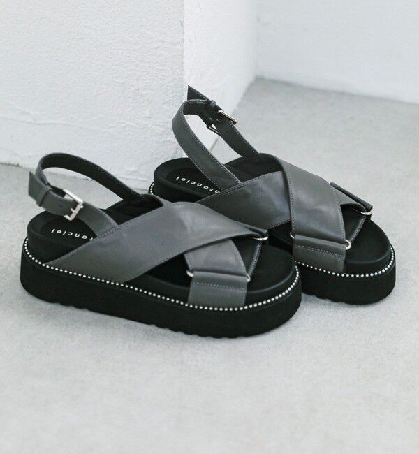 quaranciel「quaranciel: プラットフォーム クロス スタッズ サンダル」|サンダル|チャコールグレー