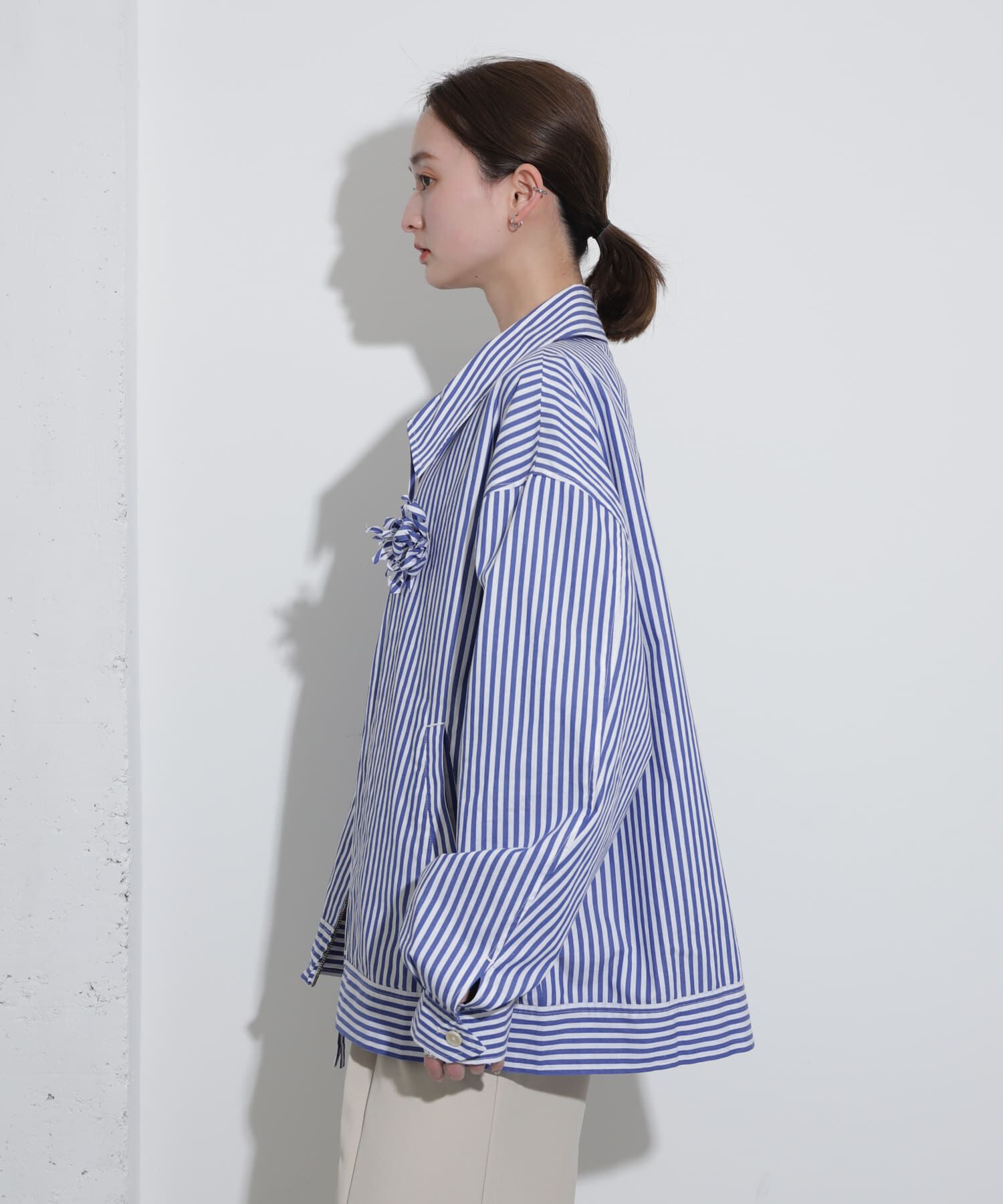 SENSE OF PLACE by URBAN RESEARCH「hxcyyd &times; SOP　ストライプフラワーコサージュシャツブルゾン(UNISEX)」|ブルゾン・スタジャン|