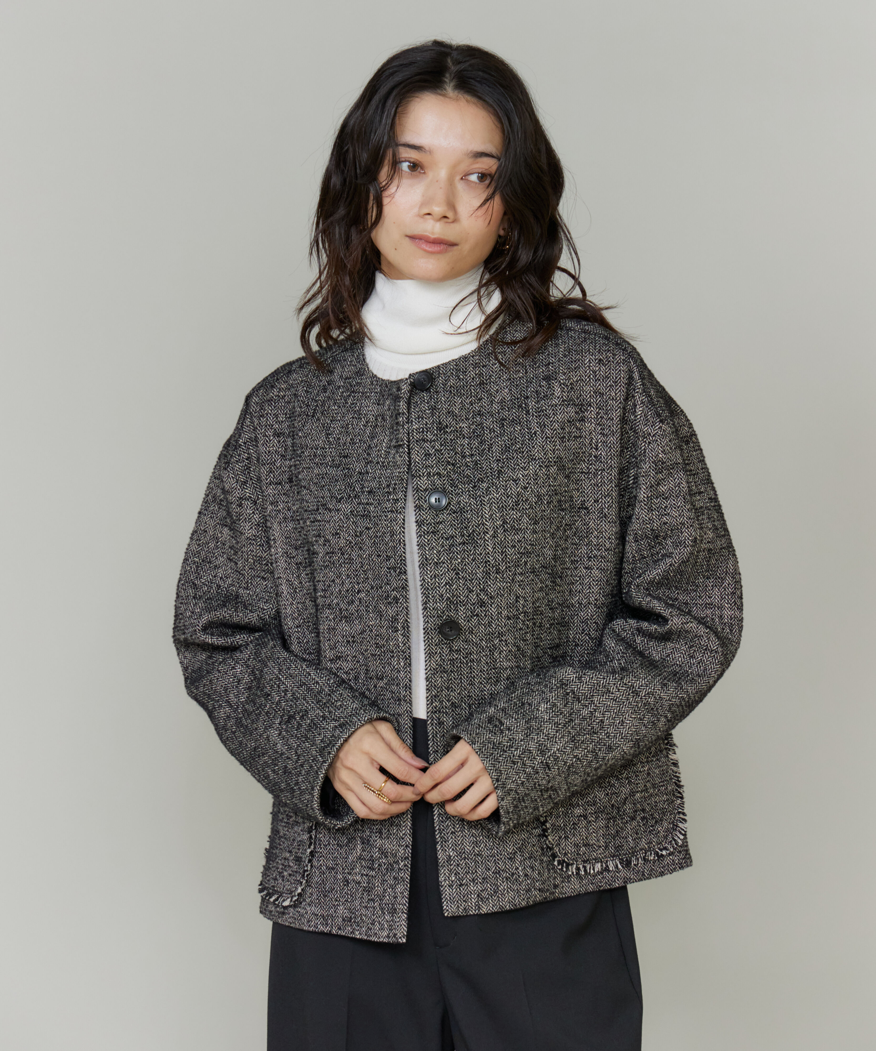 INED「ヘリンボーン柄ノーカラーショートコート」|ピーコート|