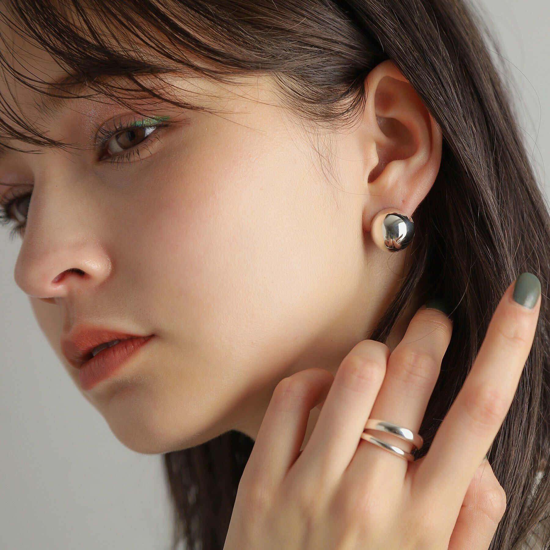 COCOSHNIK ONKITSCH「シルバー ハギーピアス ボールL」|ピアス|