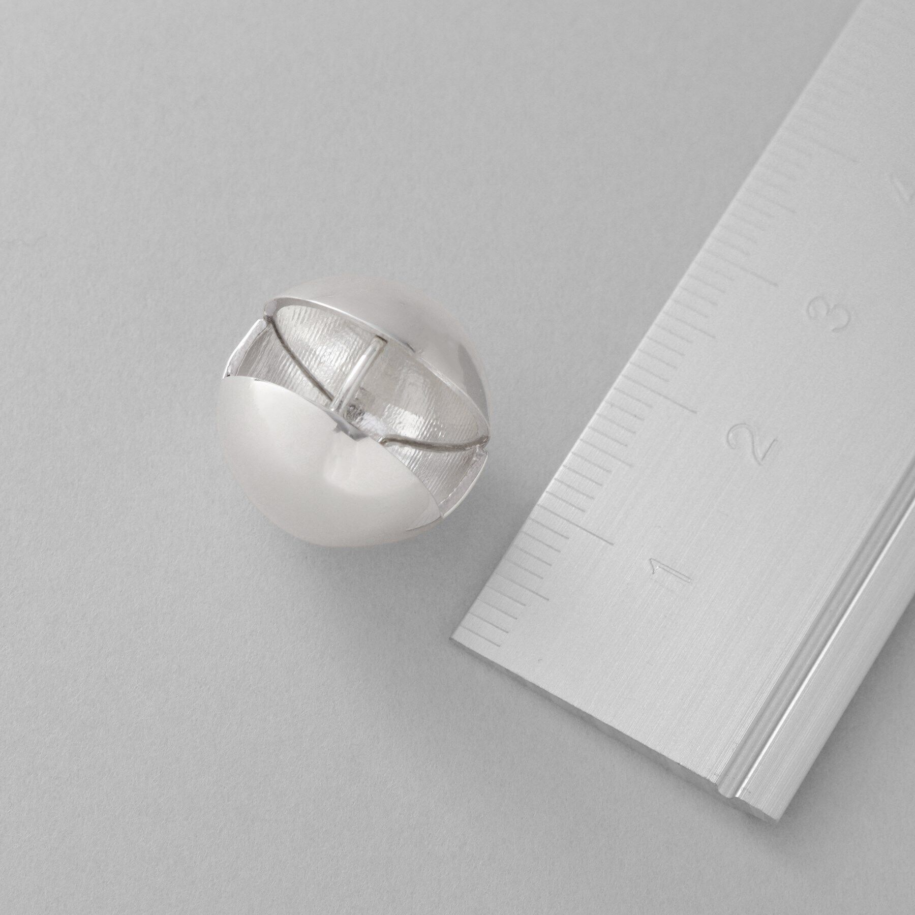 COCOSHNIK ONKITSCH「シルバー ハギーピアス ボールL」|ピアス|