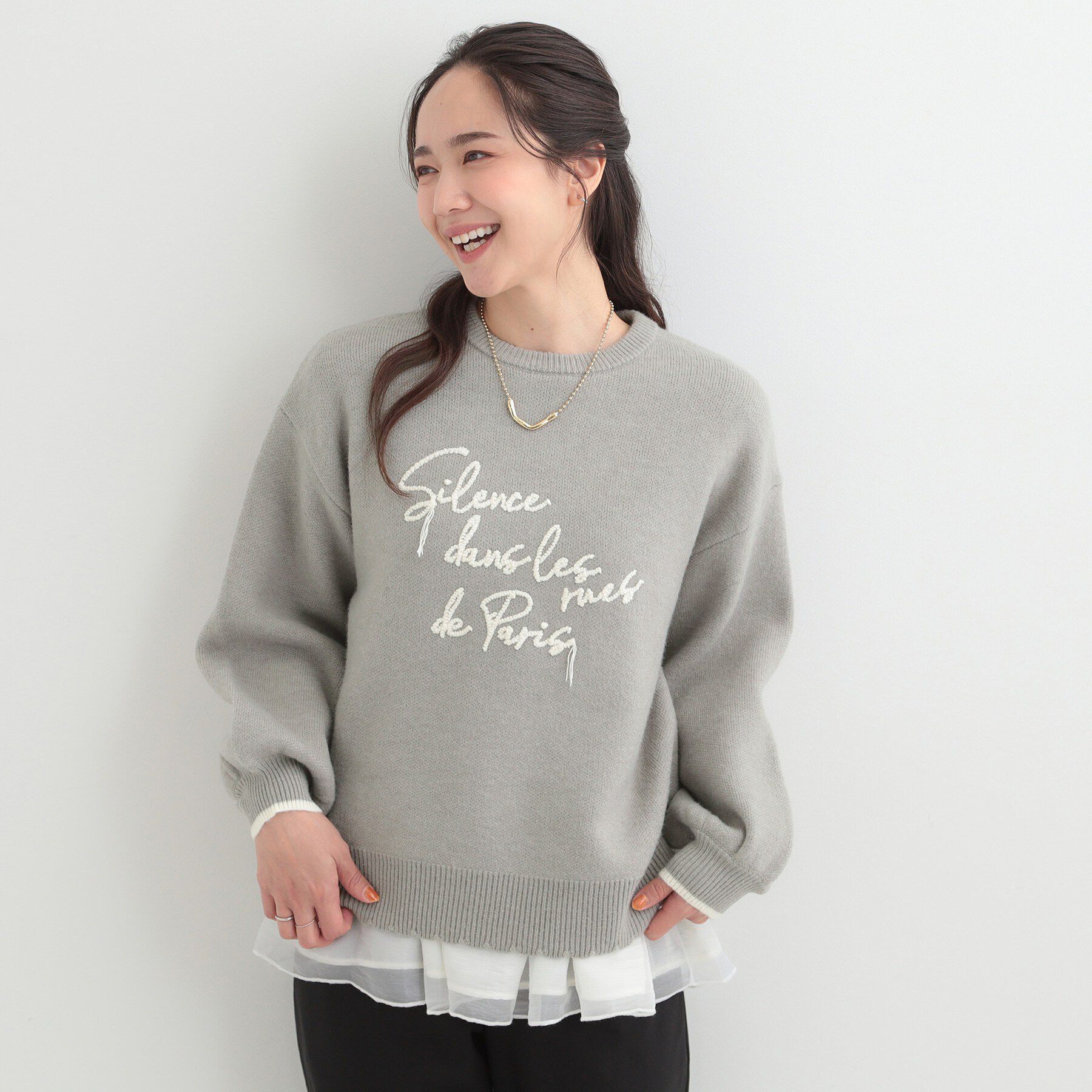 SHOO･LA･RUE「【洗濯機可/S-LL】裾スカラップが差がつく コード刺繍ロゴニット」|ニット・セーター|