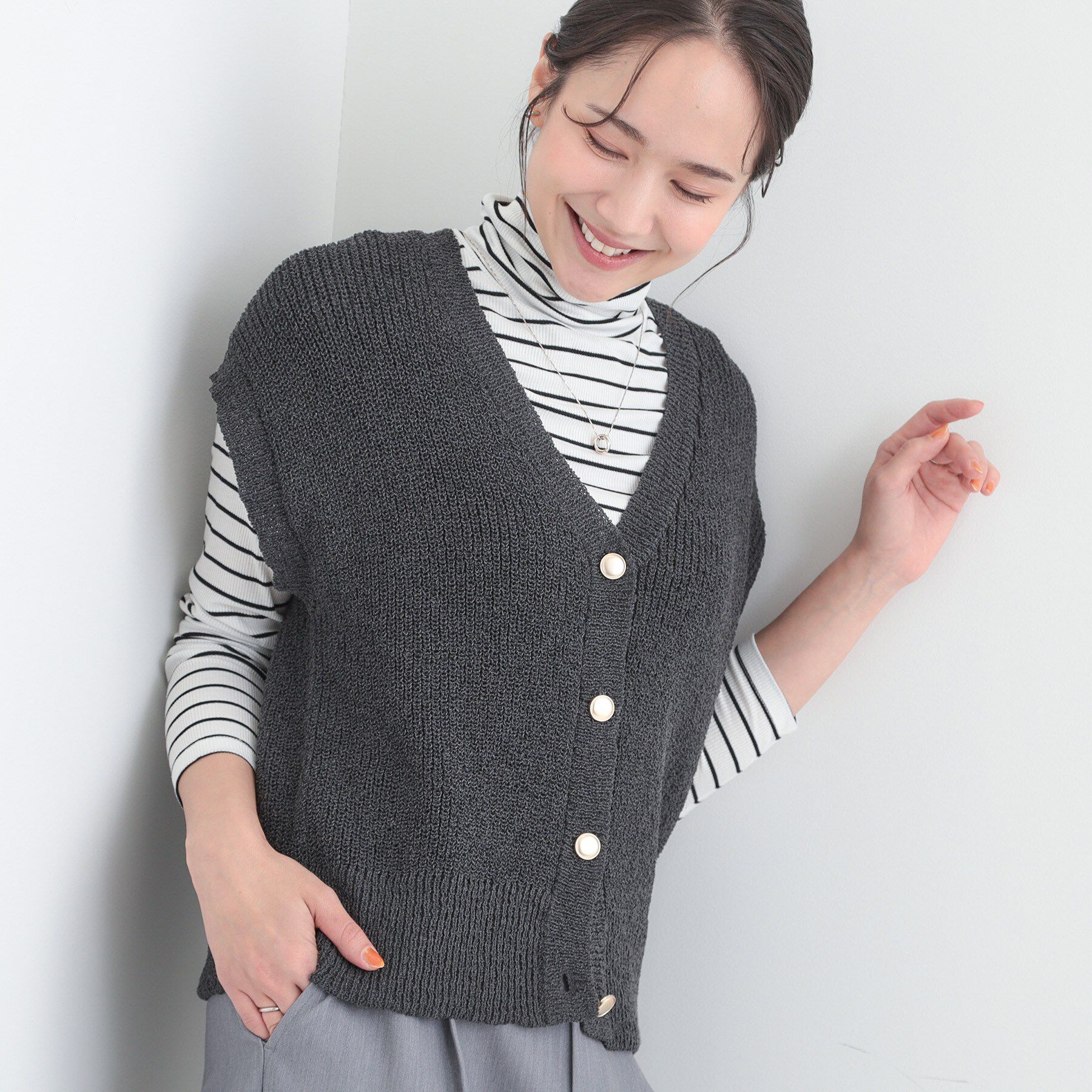 SHOO･LA･RUE「【S-LL/洗濯機可】気軽にレイヤード 前開きざっくりニットベスト」|ベスト・ジレ|チャコールグレー(0