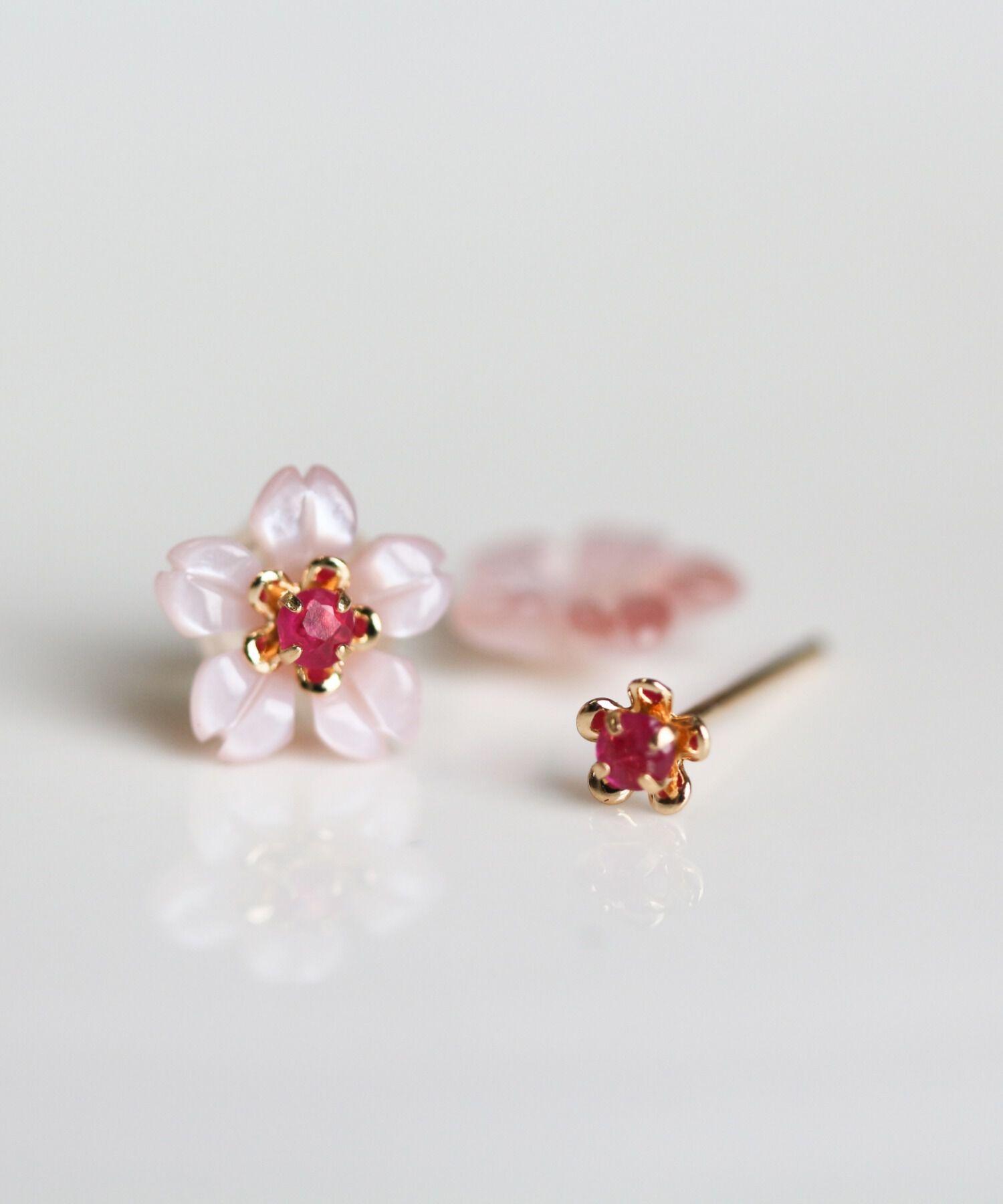  「ピンクシェル / ルビー サクラ フラワー ピアス | K18」|ピアス|